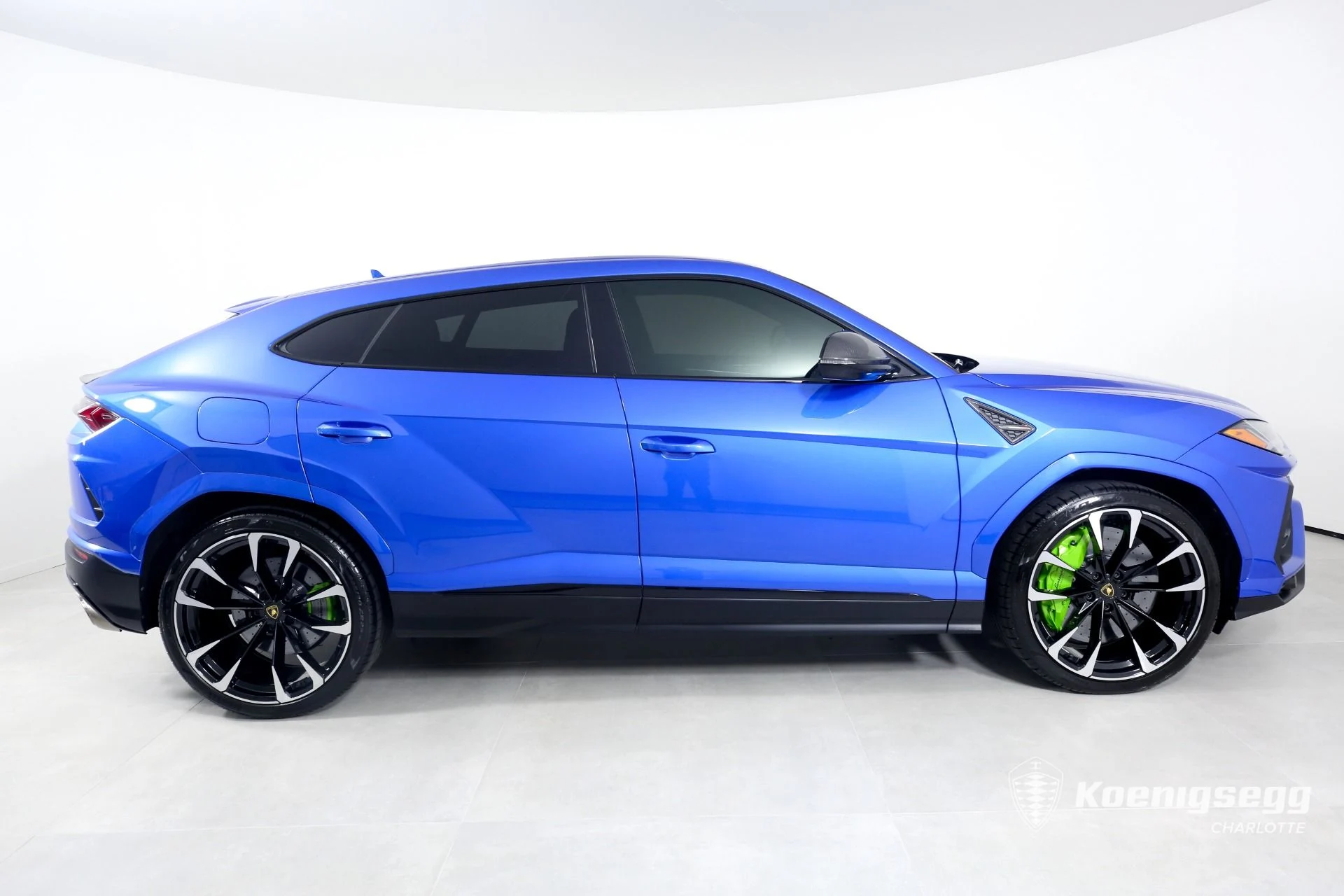 mph008_3647663448_Used_2022_Lamborghini_Urus_1696532458_cf1e3164f6