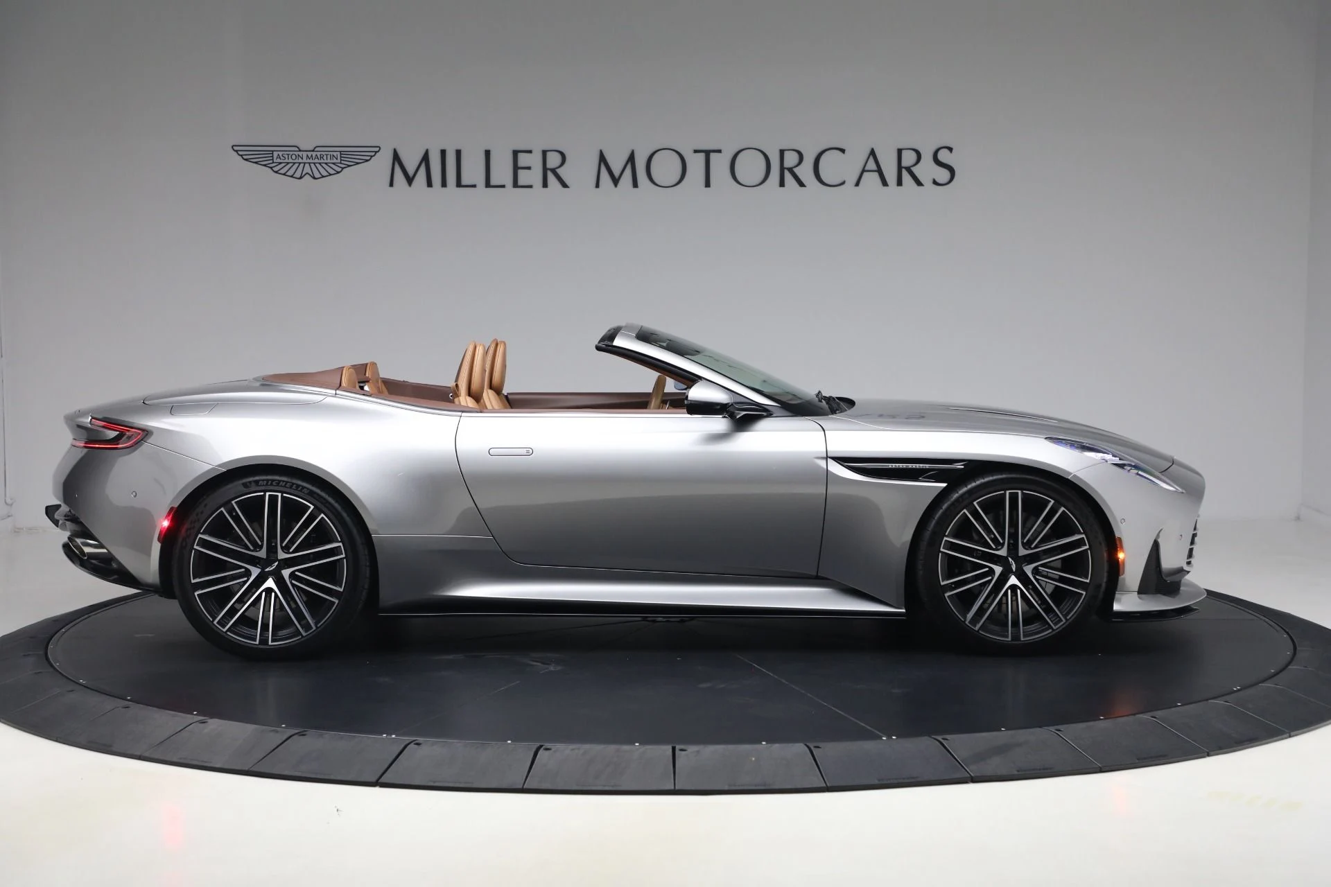 mph008_3661007931_Used_2024_Aston_Martin_DB_12_Volante_1792860584_b6ebd7dc10