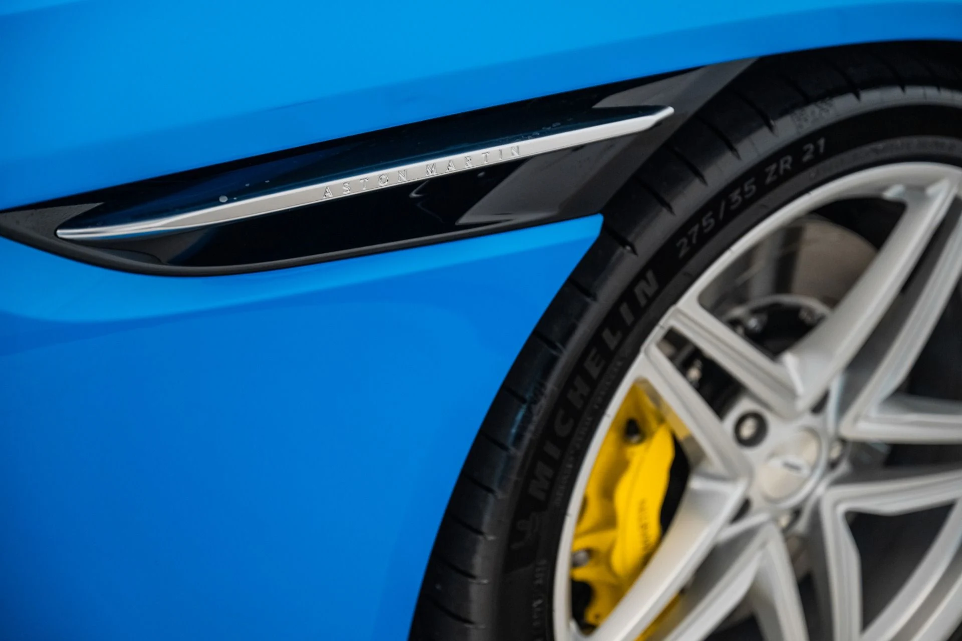 mph008_3679747471_Used_2025_Aston_Martin_DB_12_Volante_1741214270_9a2637526f