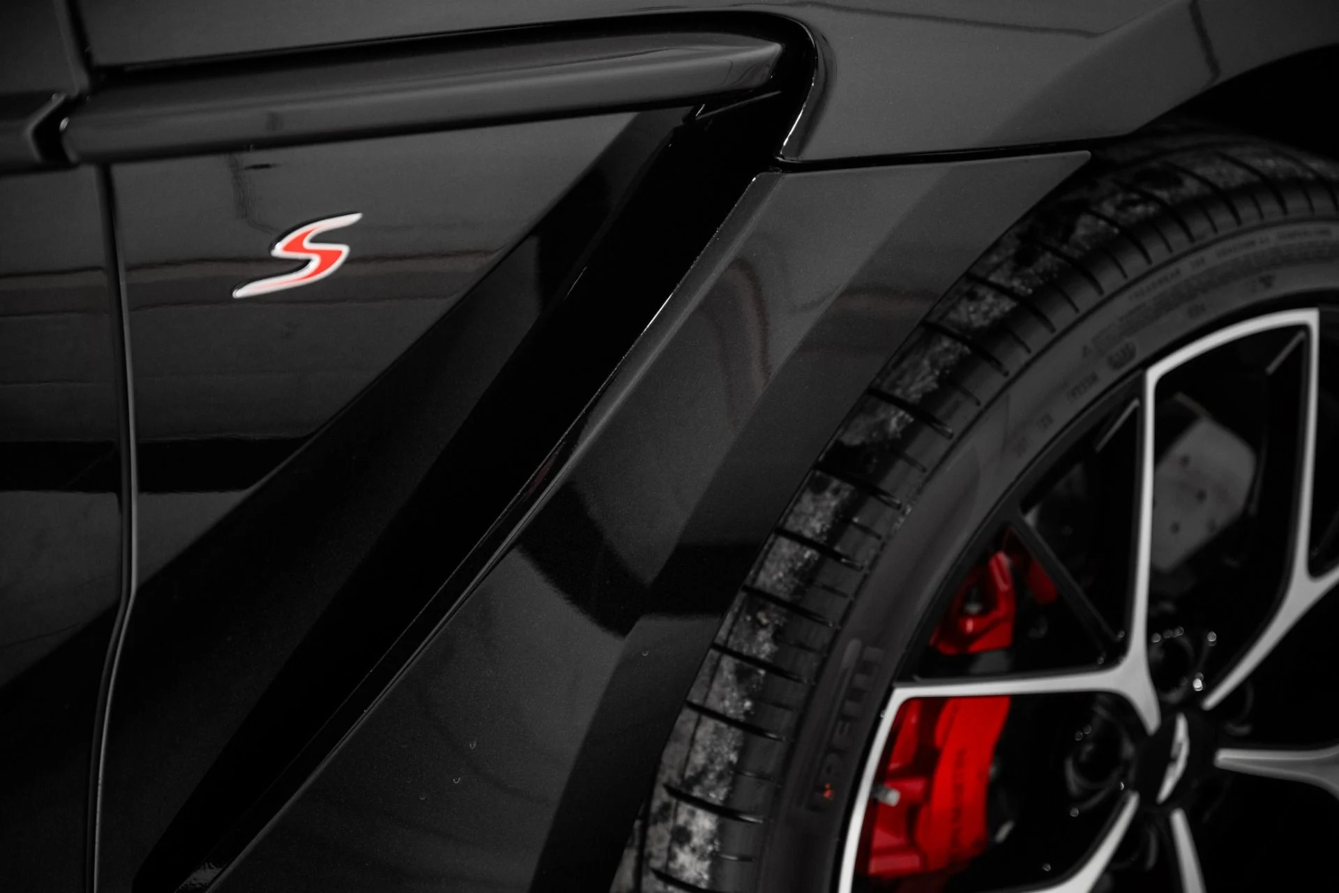 mph008_368545389_New_2026_Aston_Martin_DBX_S_1765985660_be45ea611b