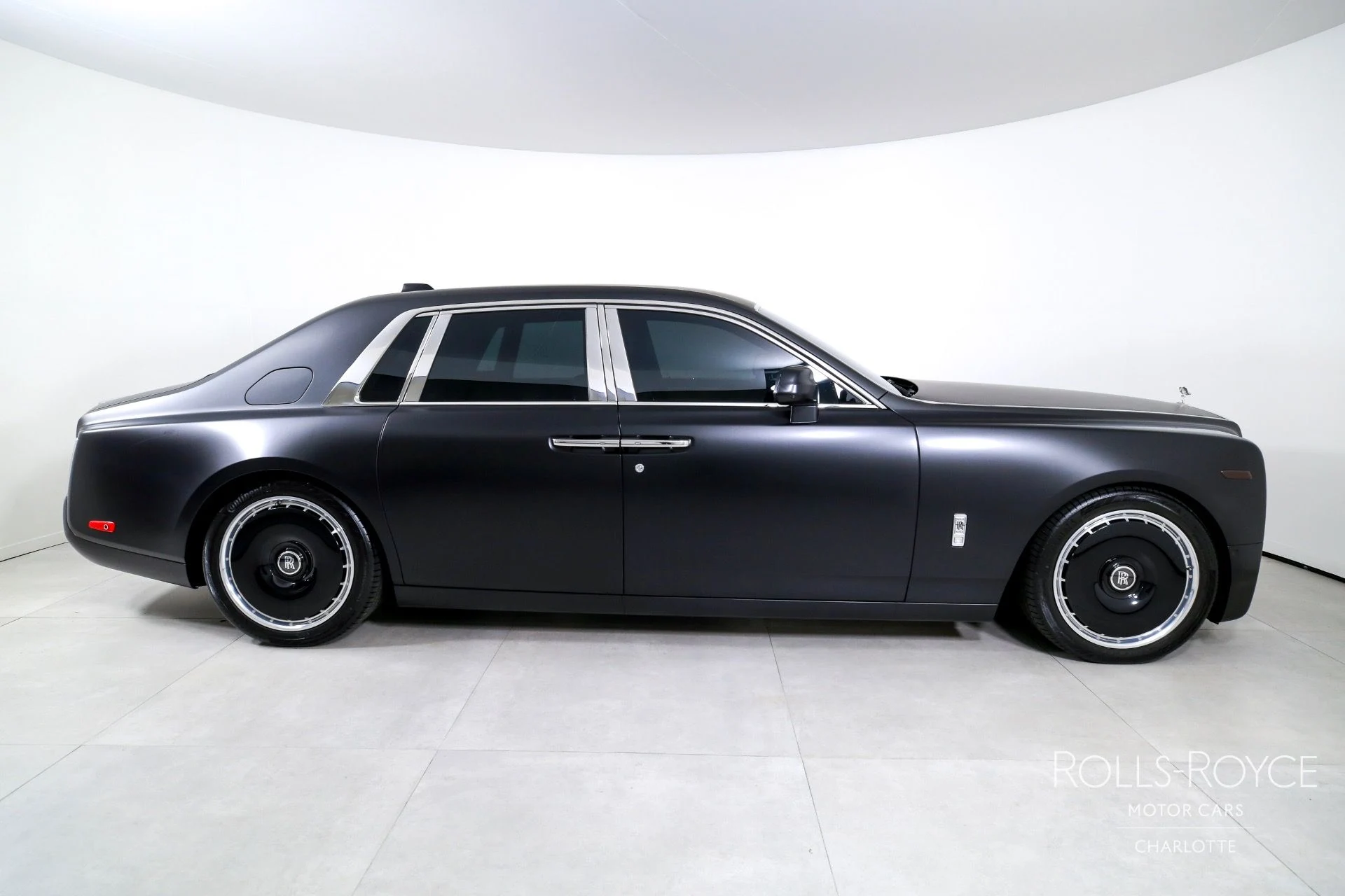 mph008_3704066985_Used_2025_Rolls_Royce_Phantom_1759509476_52e9492e46
