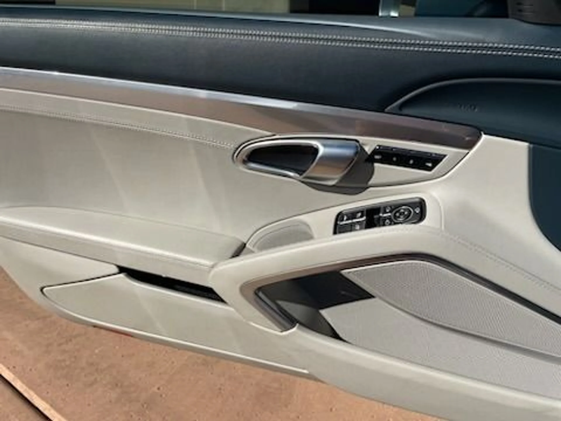 mph008_3707044154_Used_2018_Porsche_911_Carrera_1762903791_ece8c0b7e9