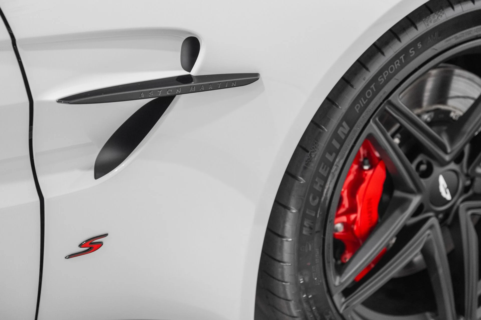 mph008_3713061458_New_2026_Aston_Martin_Vantage_S_Roadster_1786373251_c5feaea8a7