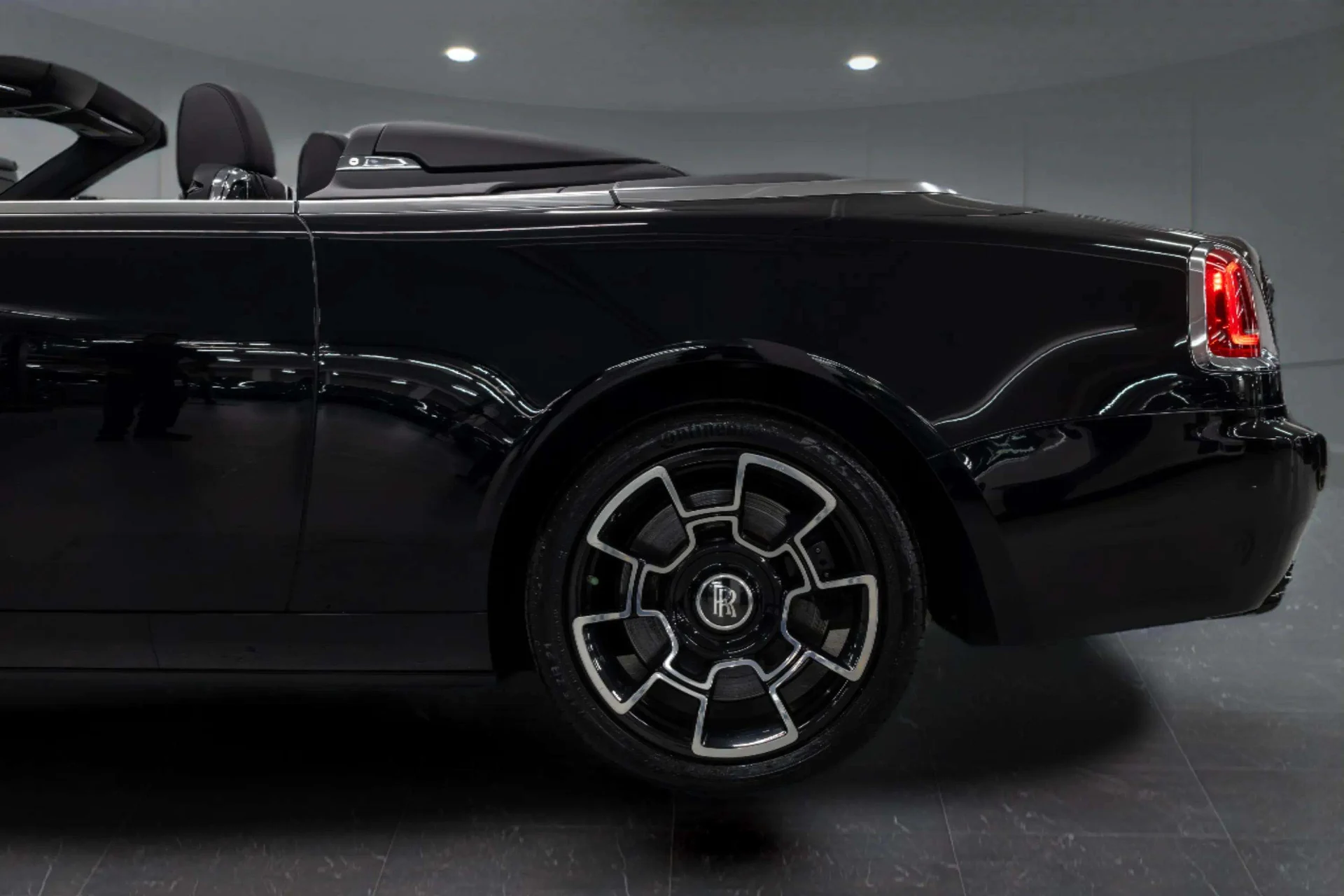 mph008_3739918529_4a0cd3a7_5a37_4590_9d33_d246f0adaaaa_201920_Rolls_Royce20_Black20_Badge20_Dawn2028_SCA_666_D55_KU_11584429_7_9b211f9cb2