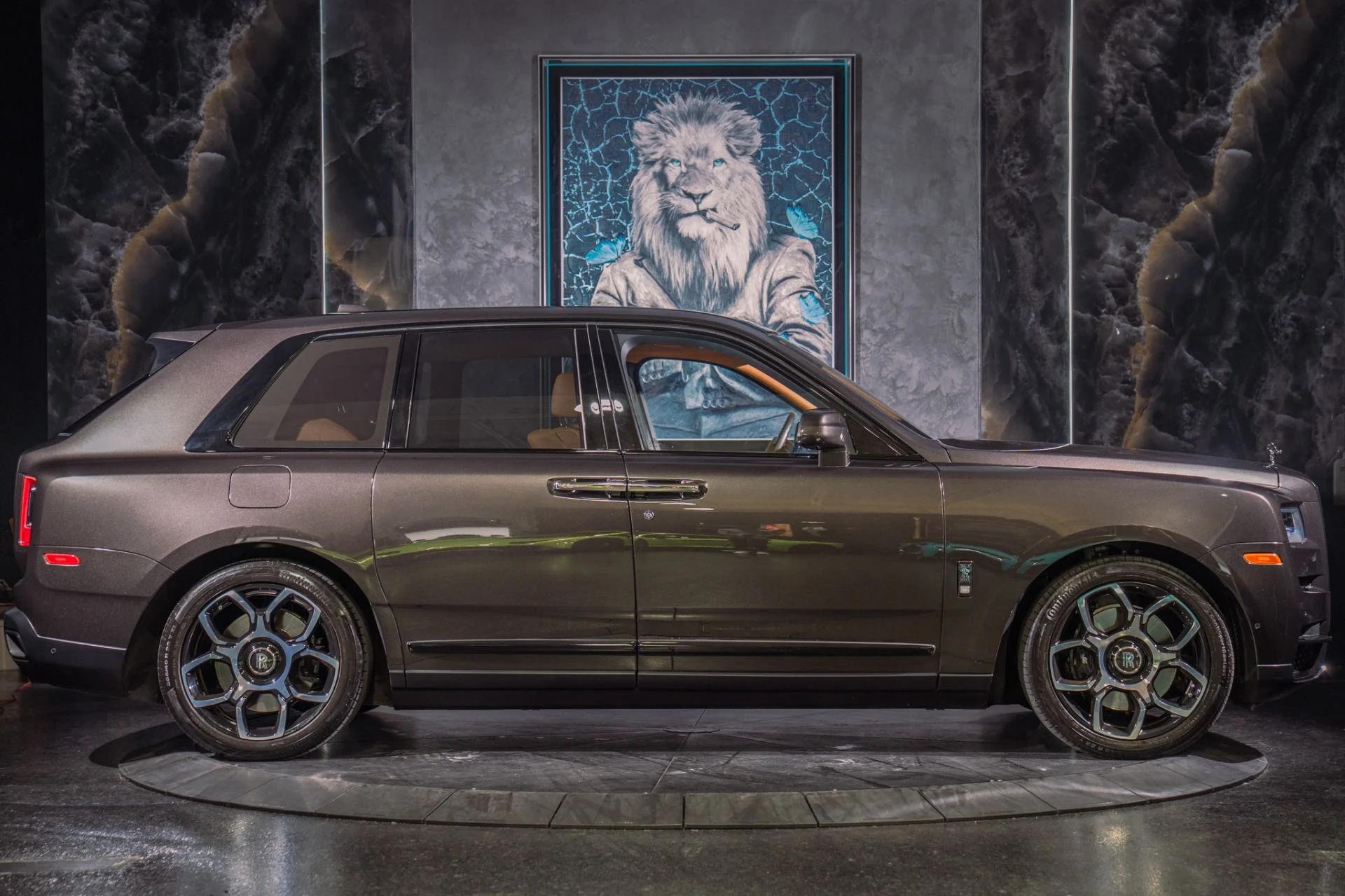 mph008_3742599525_Used_2021_Rolls_Royce_Black_Badge_Cullinan_Rear_Theater_and_Trays_1791387100_7b05232f77