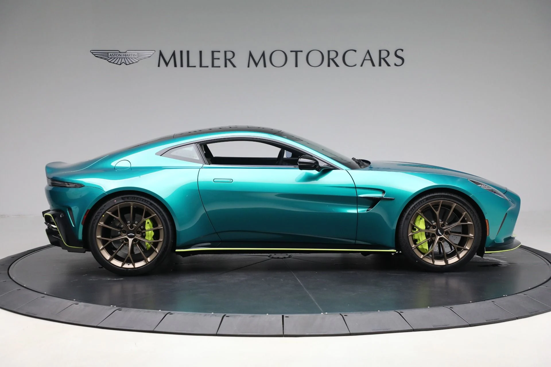 mph008_3769579120_New_2025_Aston_Martin_Vantage_59028ee130