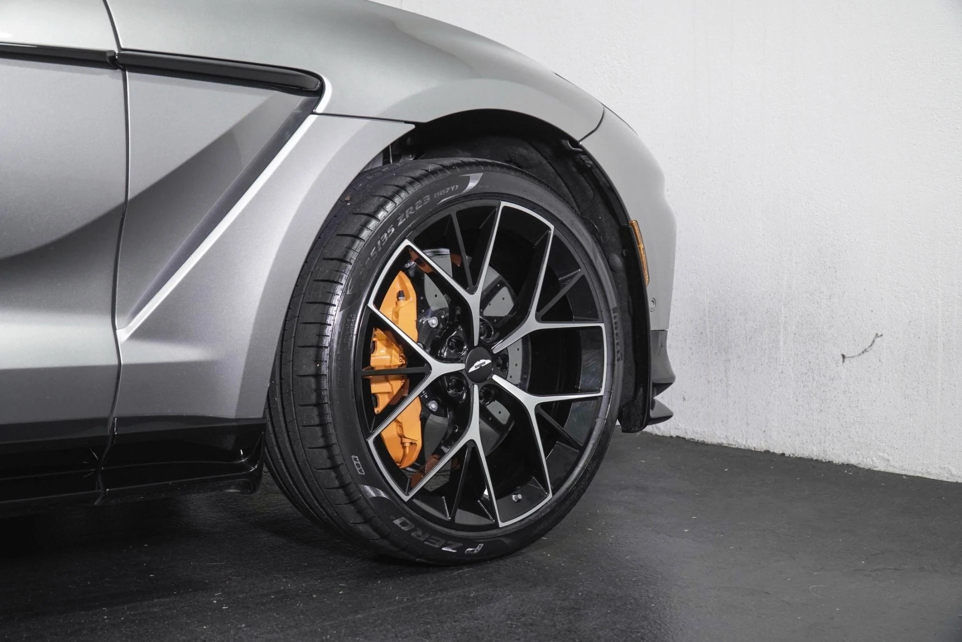 mph008_379549494_Used_2025_Aston_Martin_DBX_707_1792739128_3bb4a52e3f