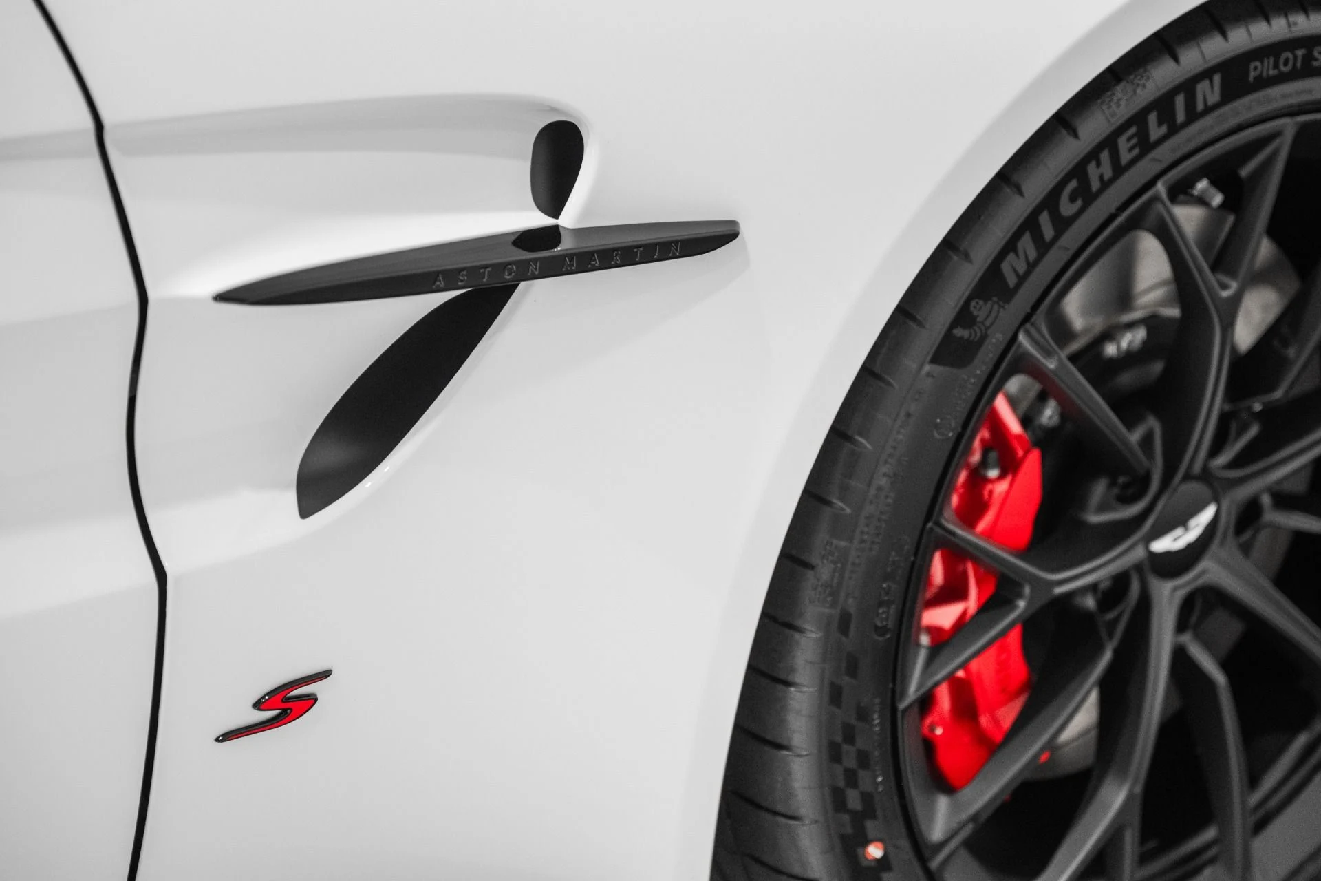 mph008_3820330659_New_2026_Aston_Martin_Vantage_S_1784733238_5d02862a9d