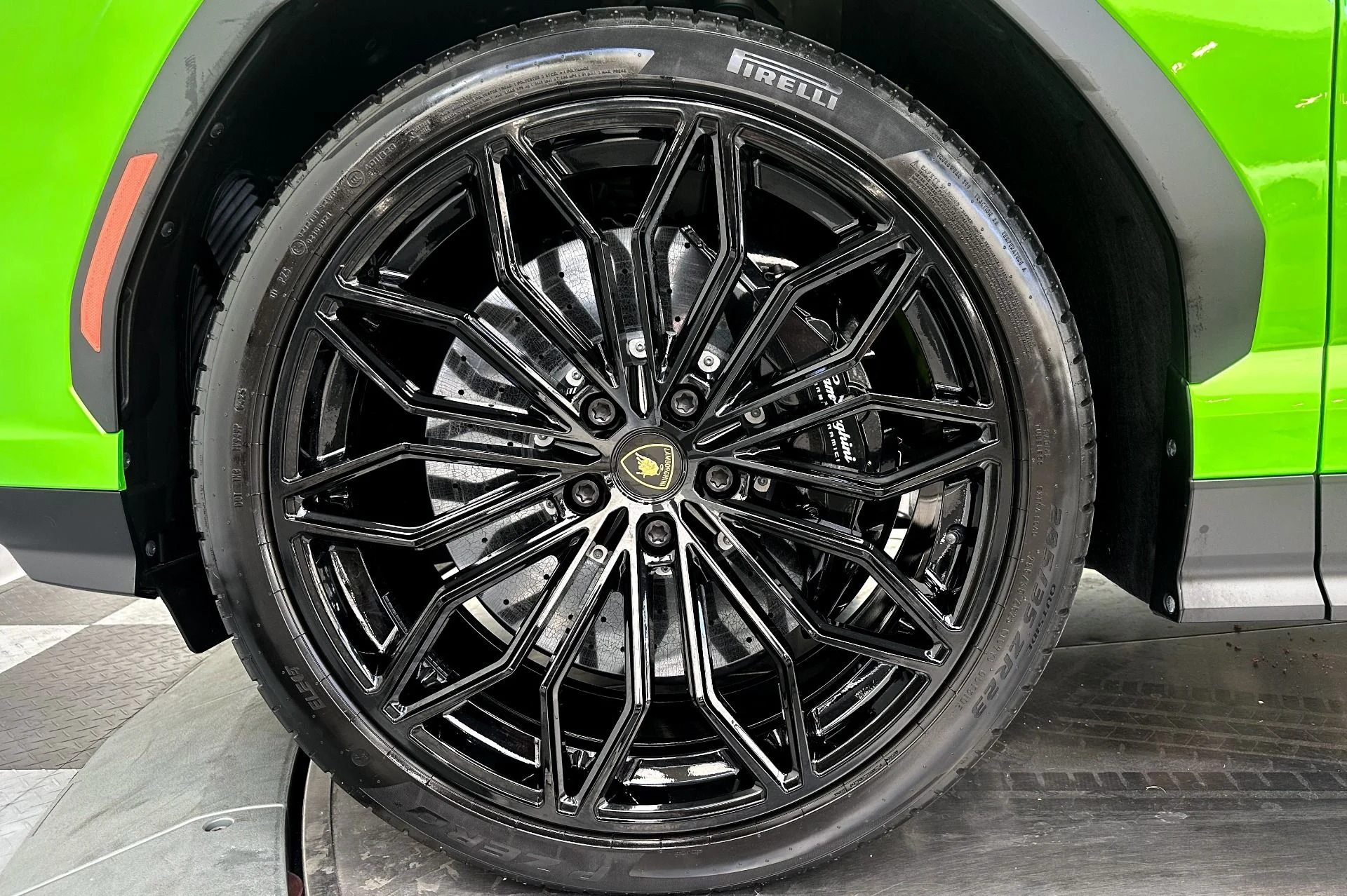 mph008_3854125713_Used_2025_Lamborghini_Urus_SE_Bicolor_Sportive_Interior_870_Miles_789_Horsepower_1772047761_39a3b162ce