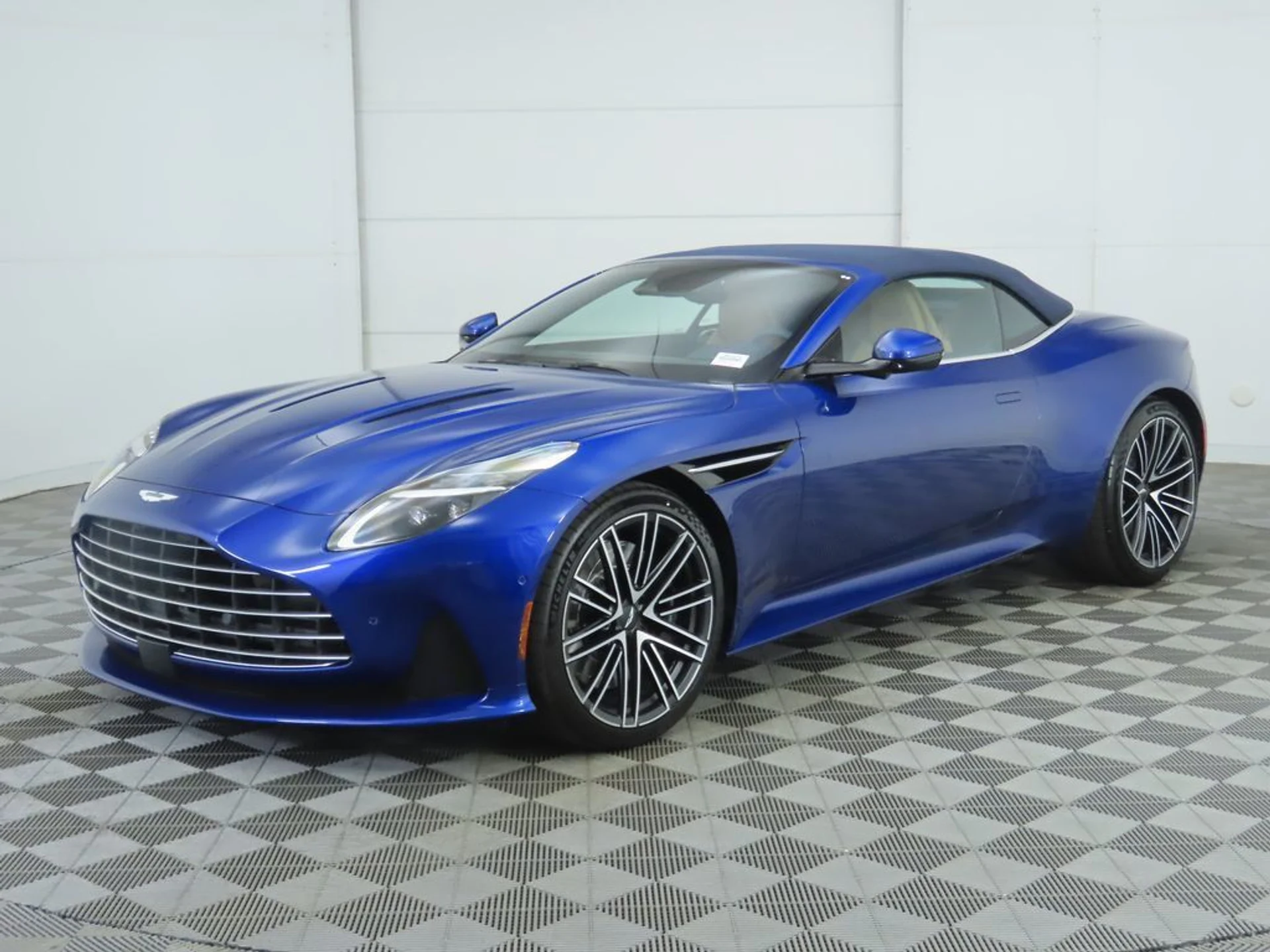 mph008_3863486108_used_2026_aston_martin_db12_volante_8119_23037586_9_1024_5f83157251