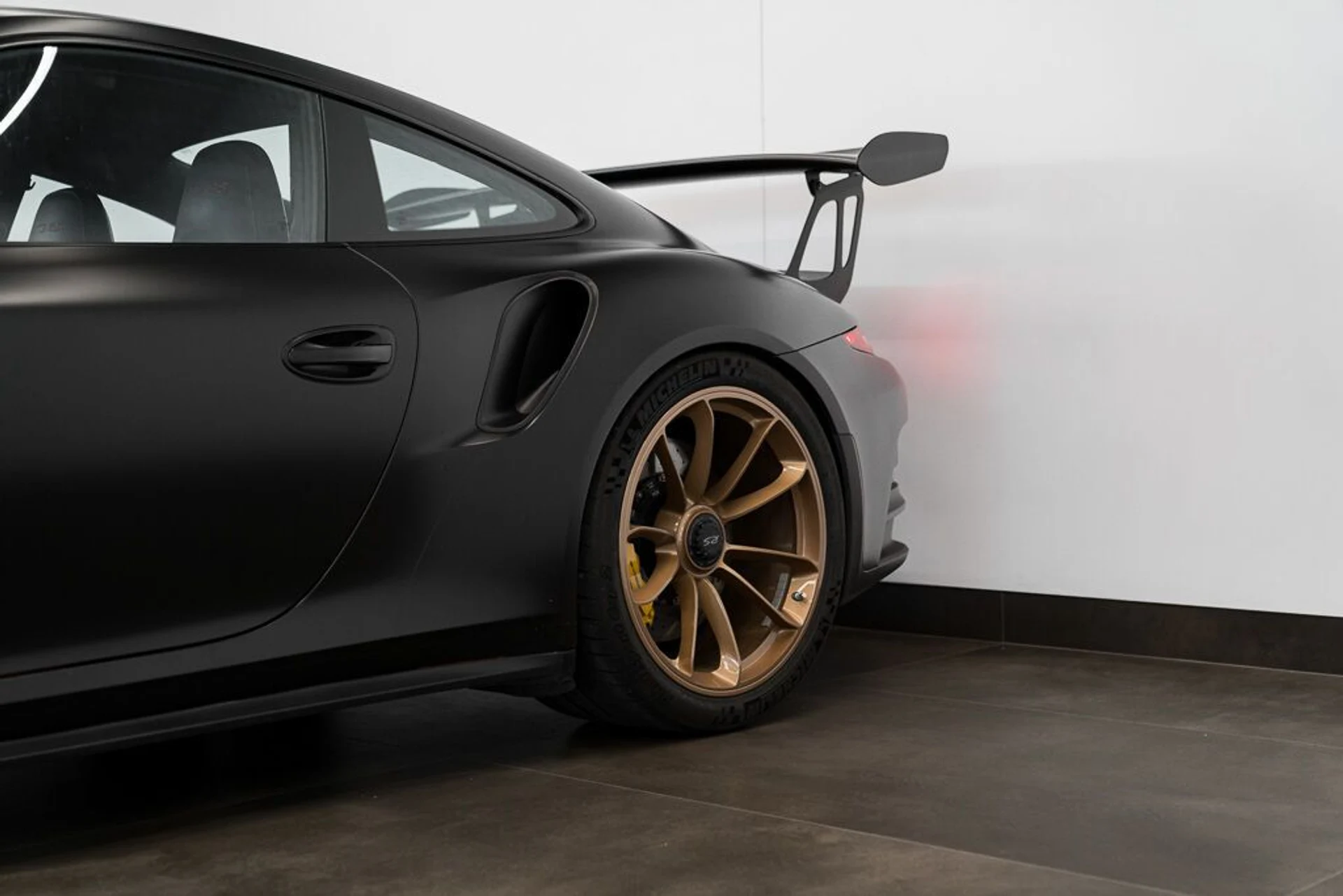 mph008_3874255335_porsche_911_2016_jpg_v_1758918548_e18b174439