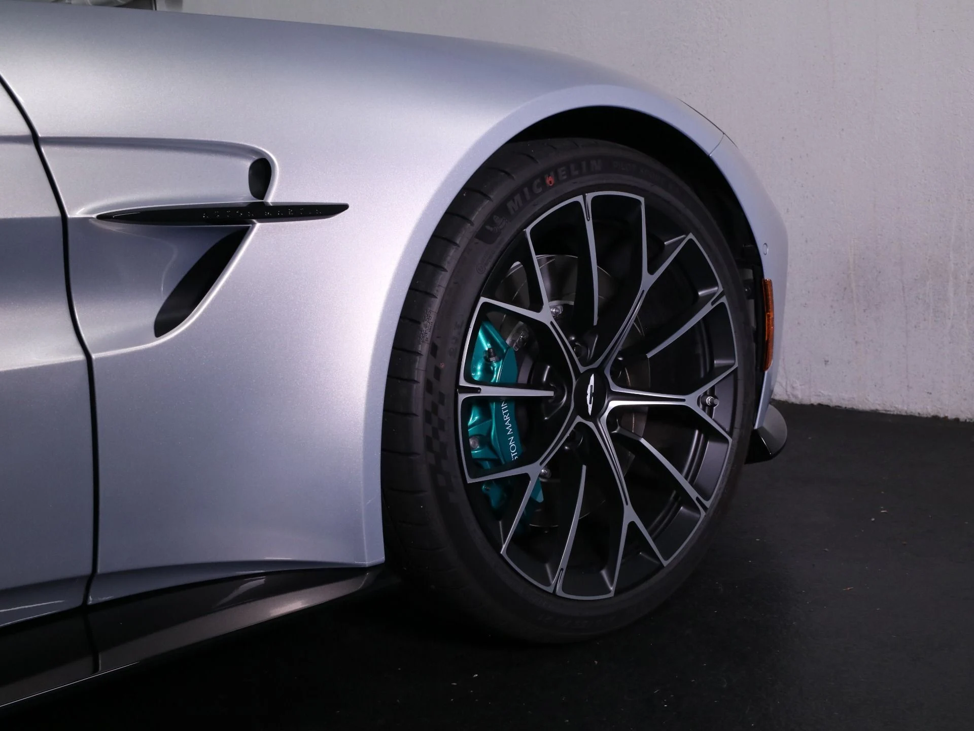 mph008_3888580891_New_2025_Aston_Martin_Vantage_1758482523_ac42aab333