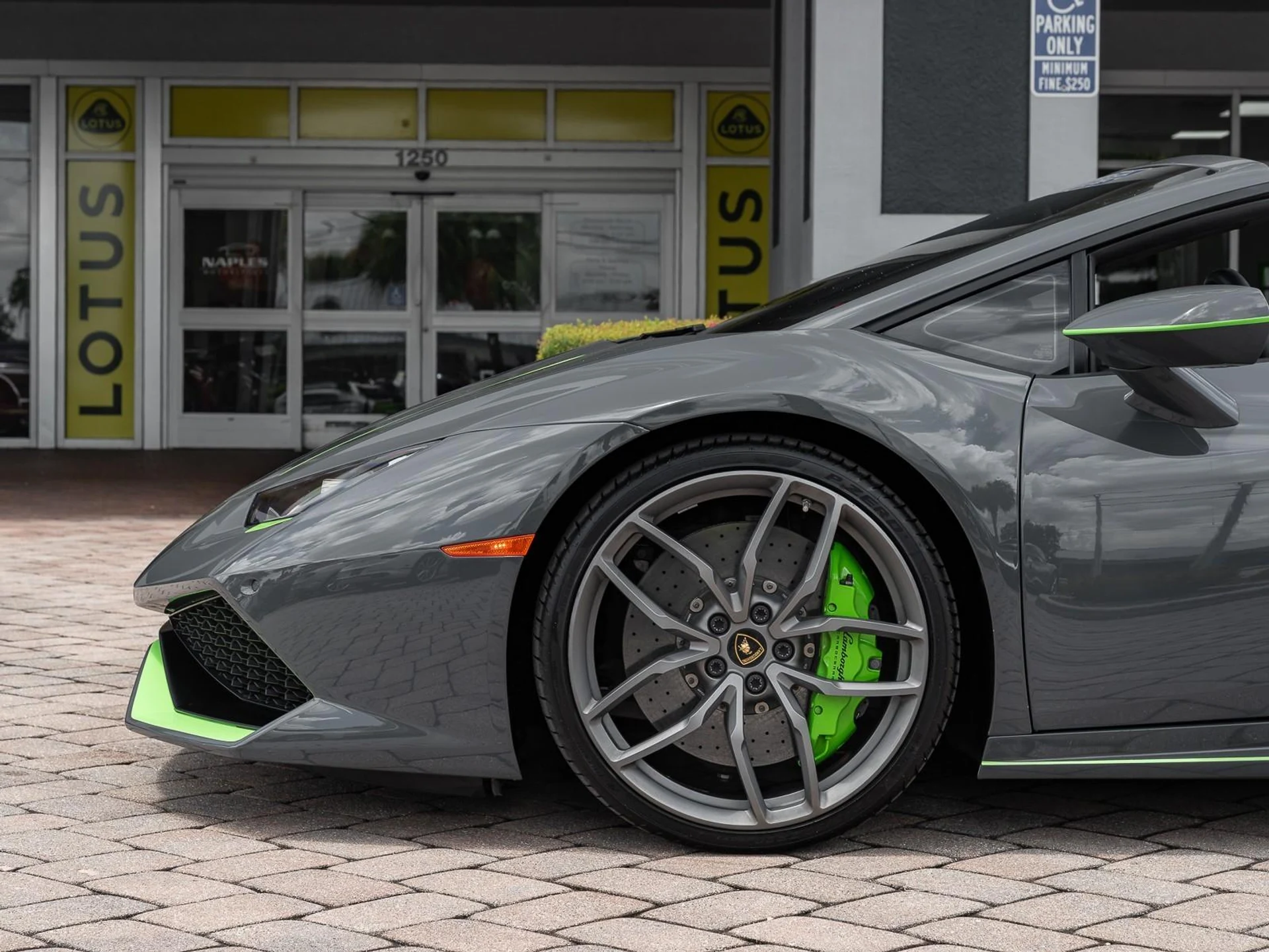 mph008_3928604747_Used_2016_Lamborghini_Huracan_LP_610_4_Spyder_1756498193_7f5ff750e3