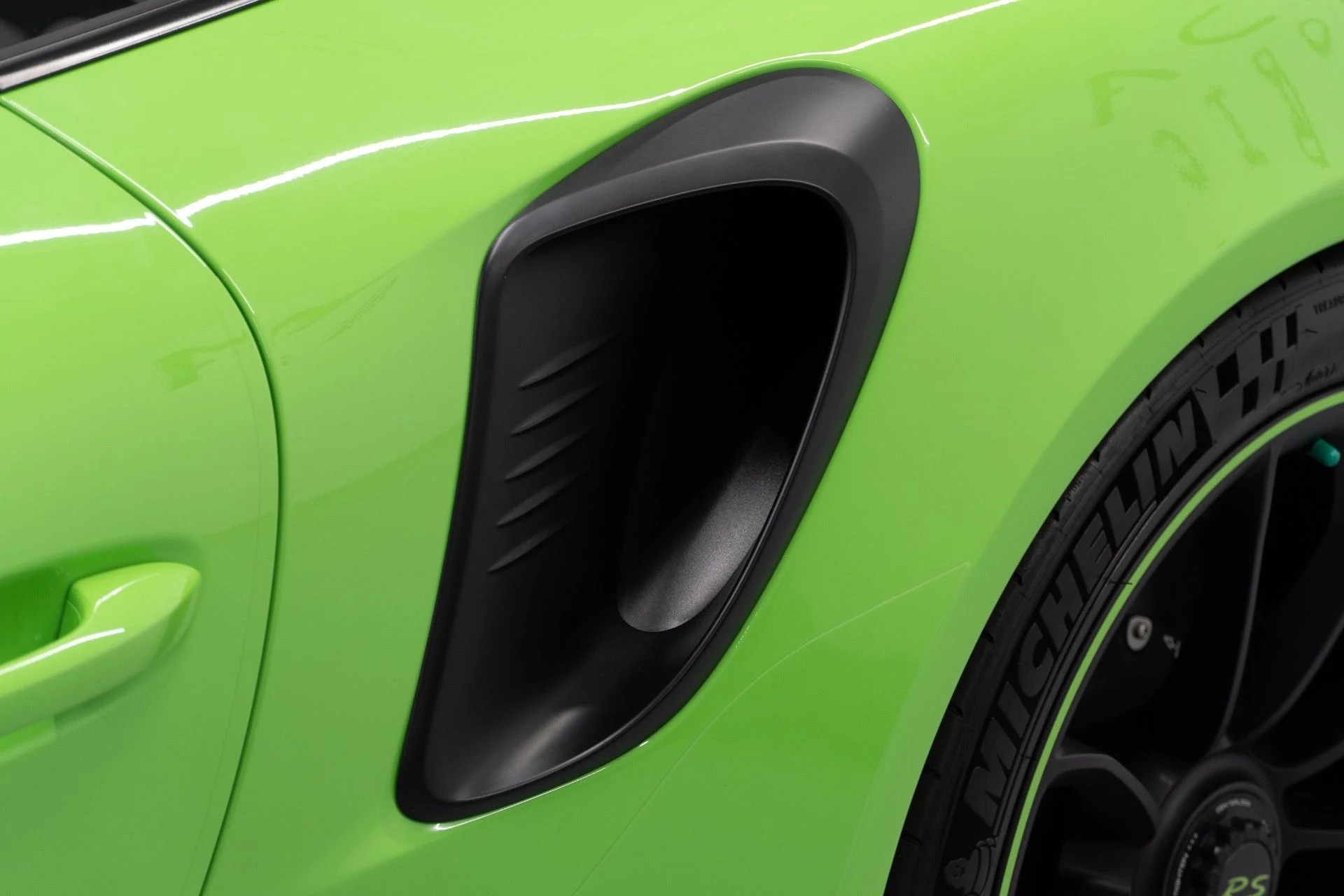 mph008_3936116729_Used_2019_Porsche_911_GT_3_RS_1730230341_2a3ef7f493