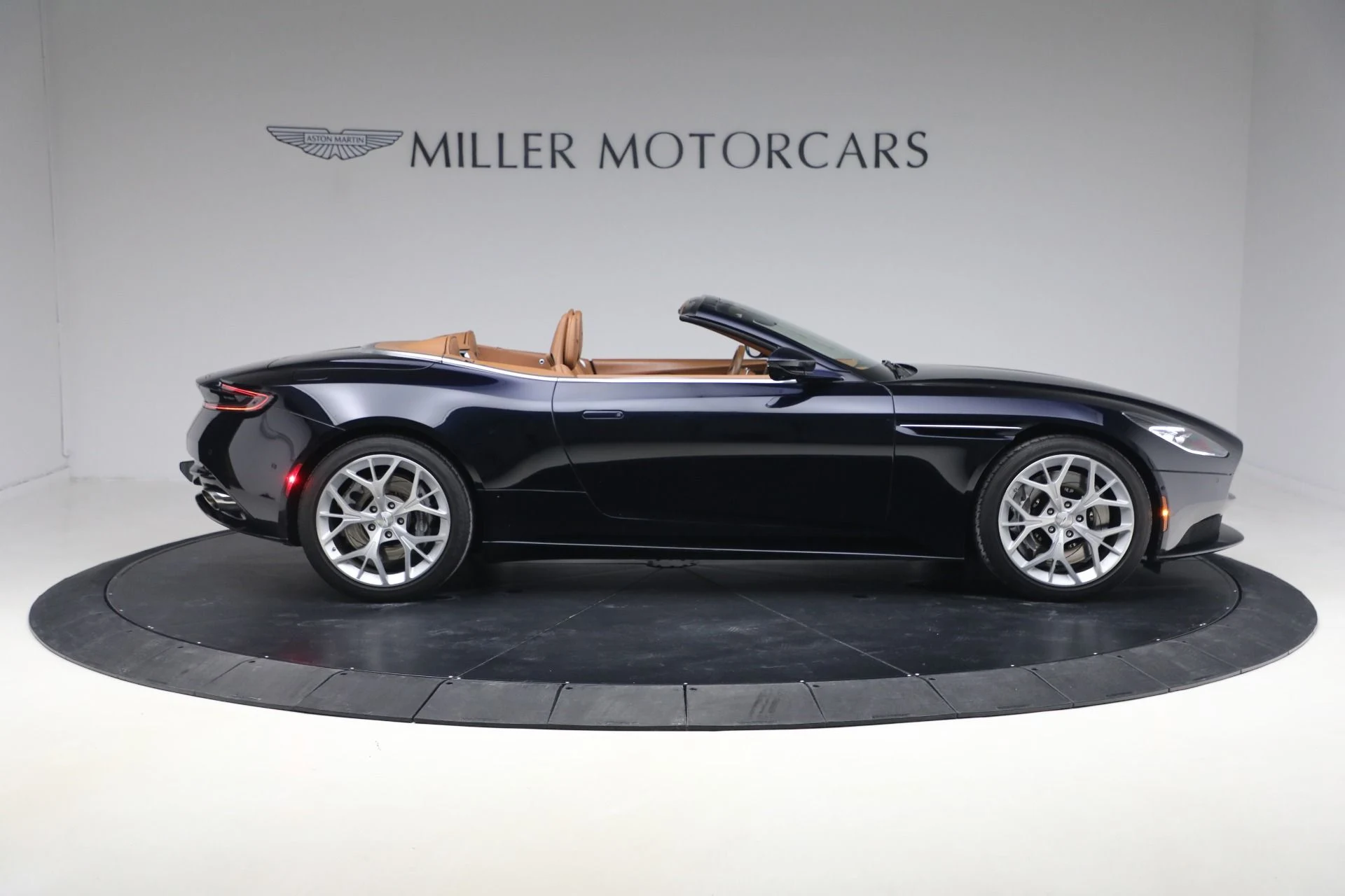 mph008_396851749_Used_2019_Aston_Martin_DB_11_Volante_1770764888_54a1cb3606