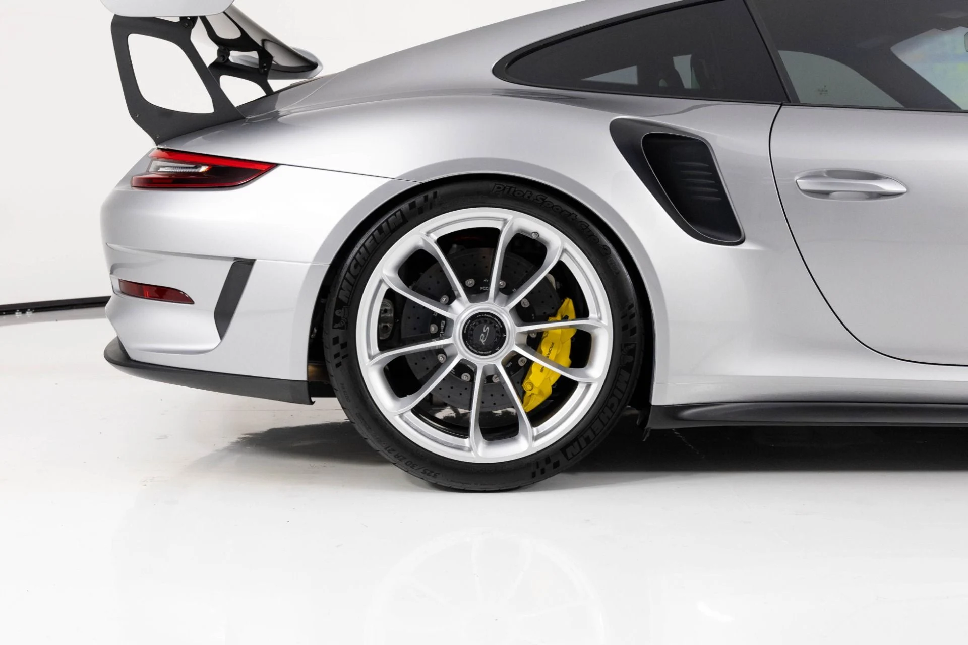 mph008_4009331108_Used_2019_Porsche_911_GT_3_RS_1761084286_e4e304db4a