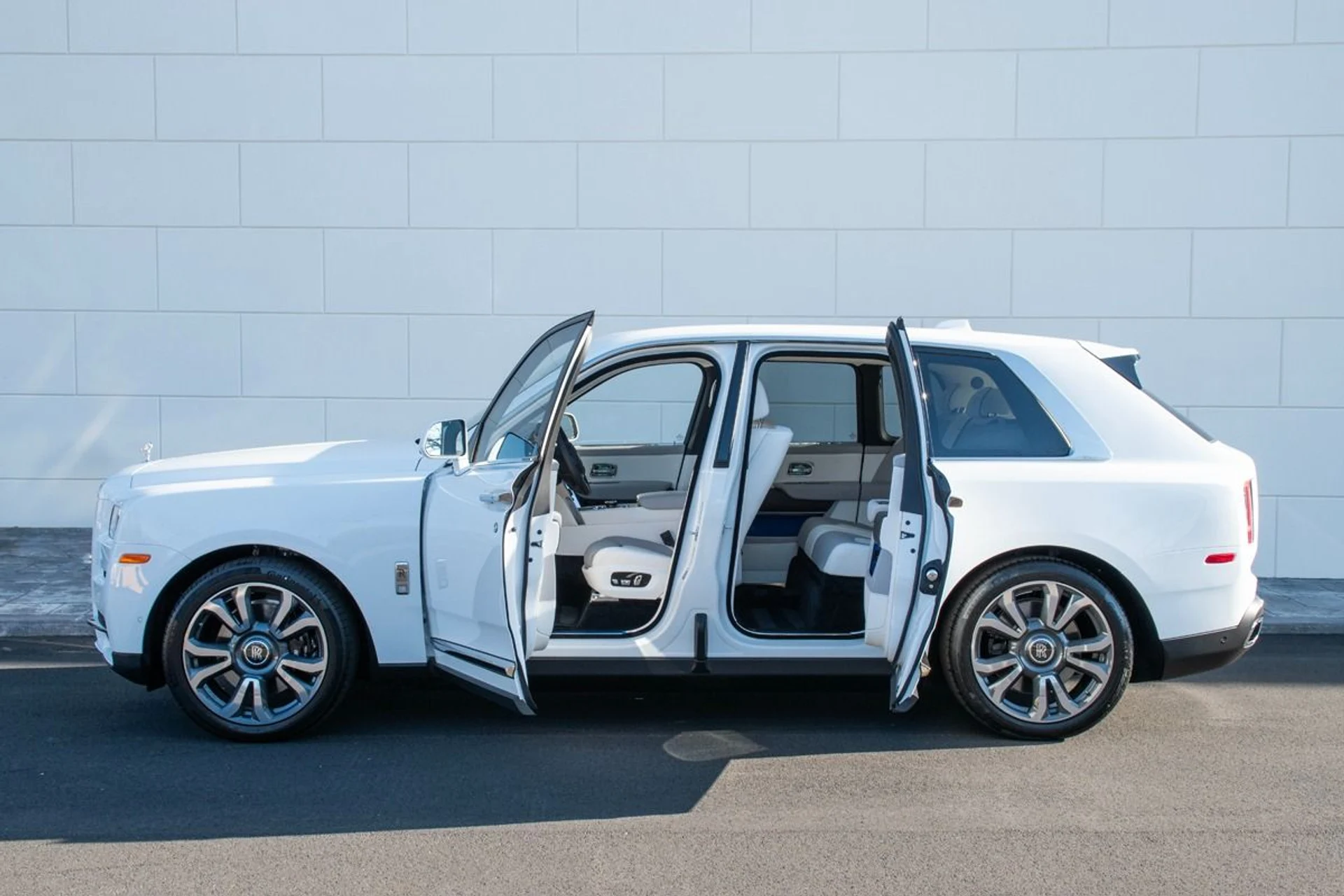 mph008_4009795671_Used_2024_Rolls_Royce_Cullinan_1710340759_d00d666bcc