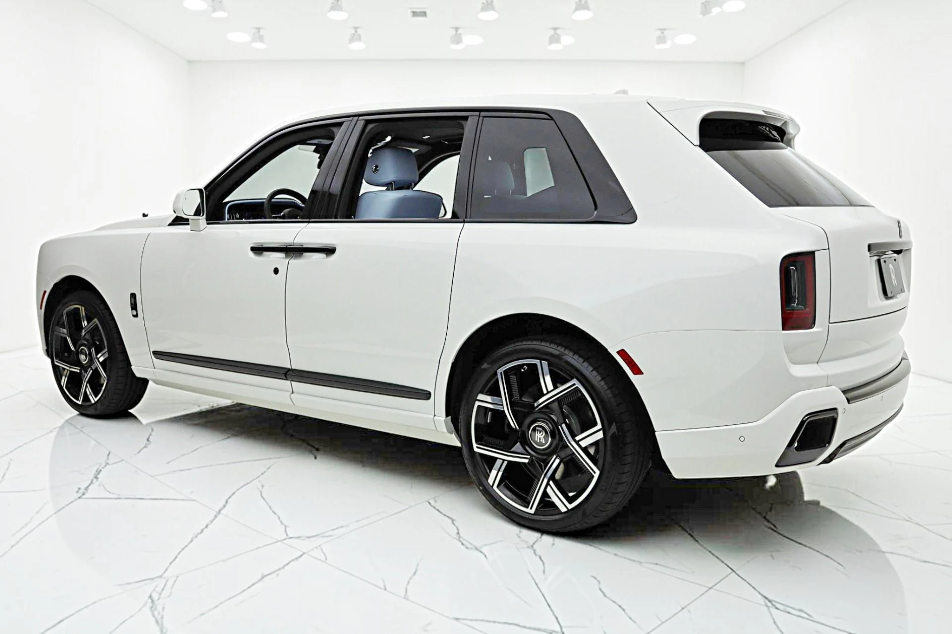 mph008_4022615324_New_2027_Rolls_Royce_Black_Badge_Cullinan_015fa3efa4