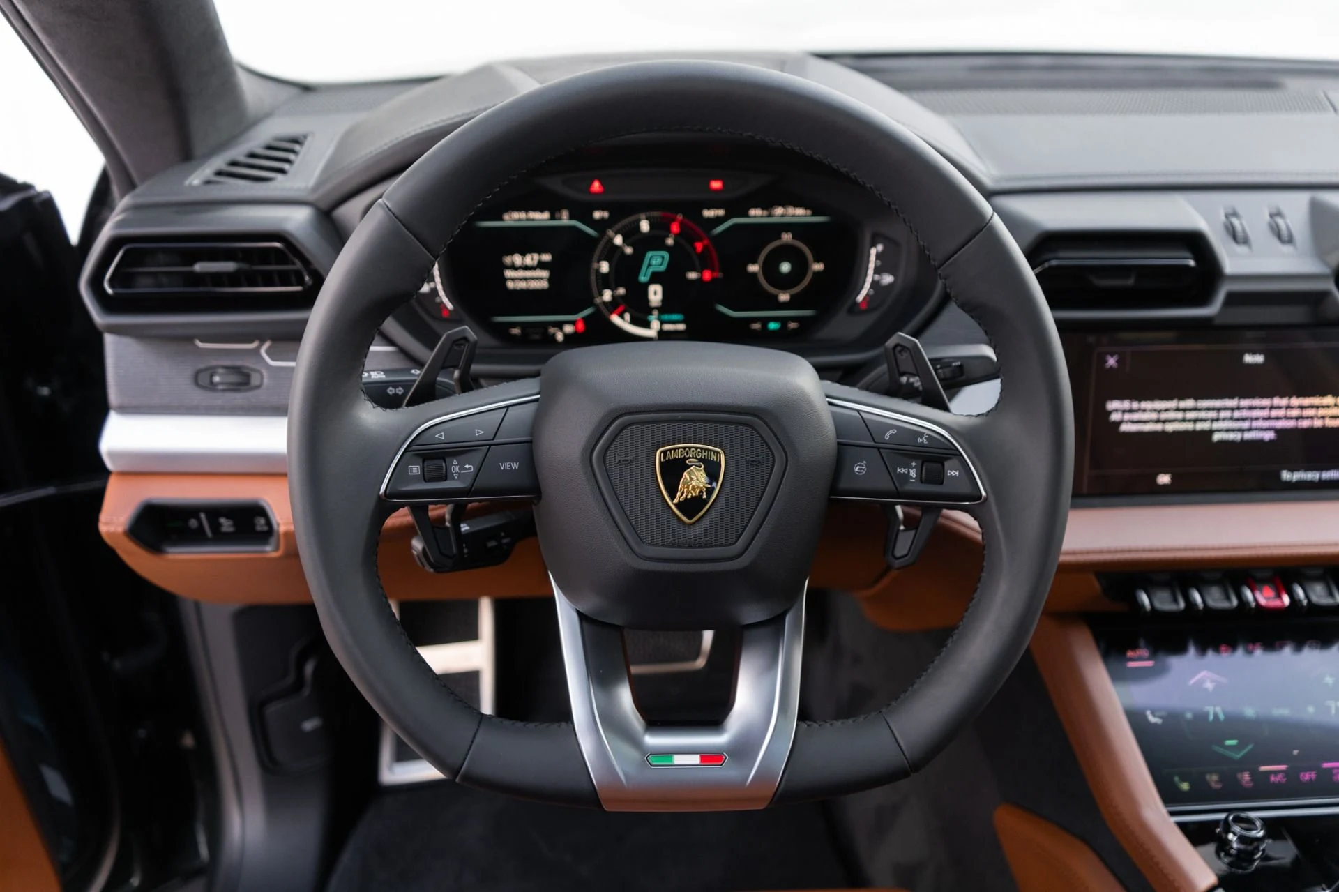 mph008_4074681407_Used_2025_Lamborghini_Urus_SE_1758739816_c5e09b0795