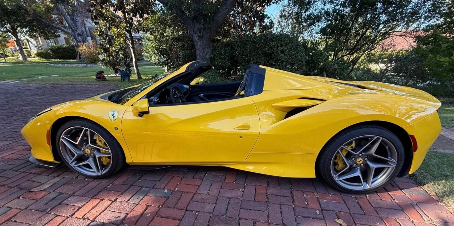 mph008_4075287170_Used_2023_Ferrari_F8_Spider_1762192477_9b0654928c