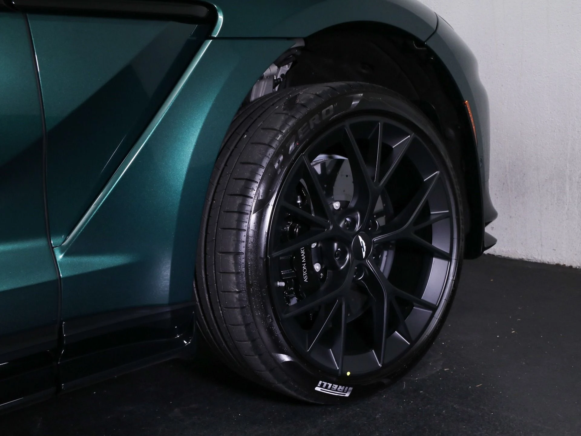 mph008_4079380282_New_2025_Aston_Martin_DBX_707_1758482676_f9d6ab921a