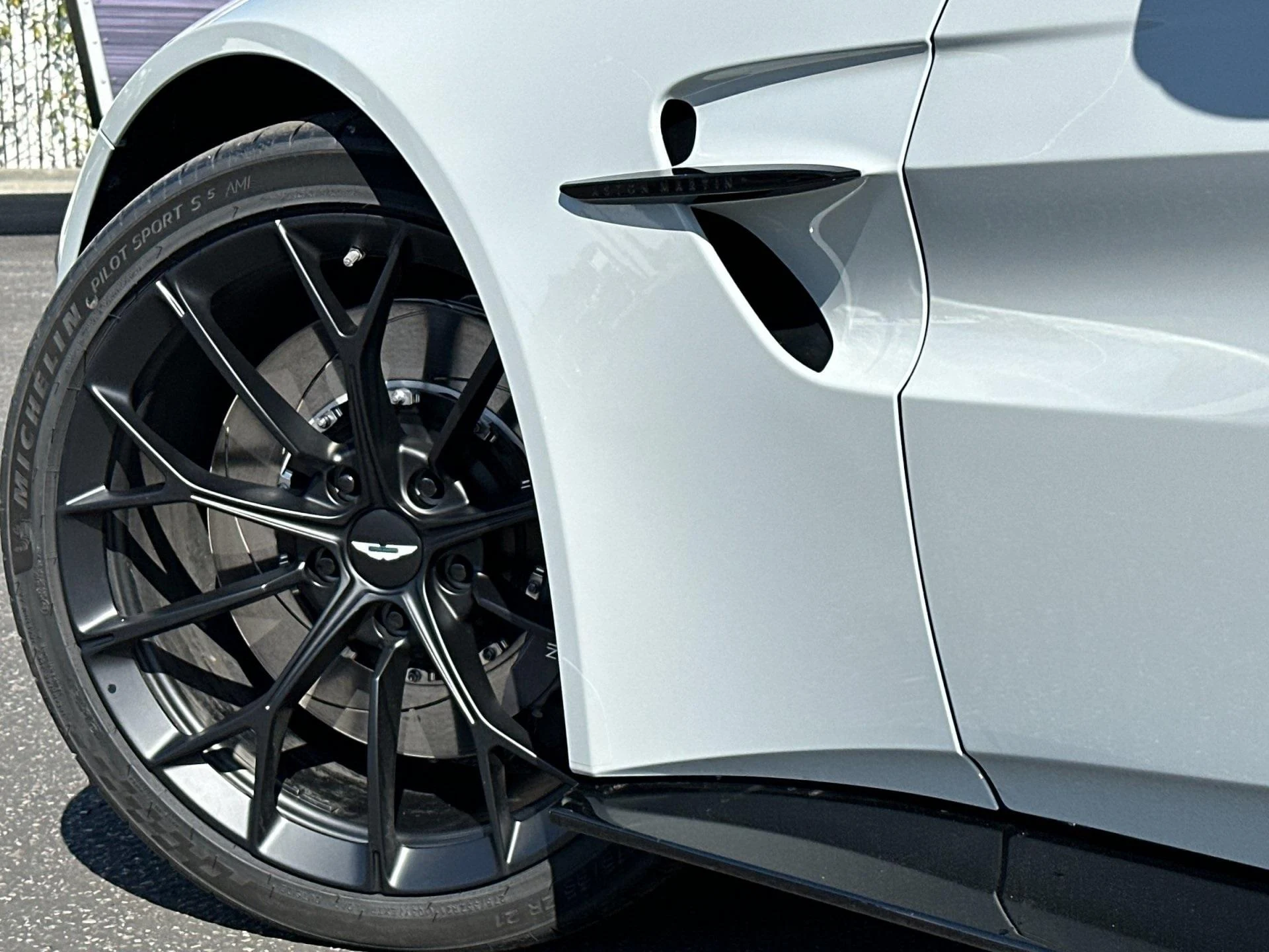 mph008_4098724996_New_2025_Aston_Martin_Vantage_Base_1747424397_93610b9ef9
