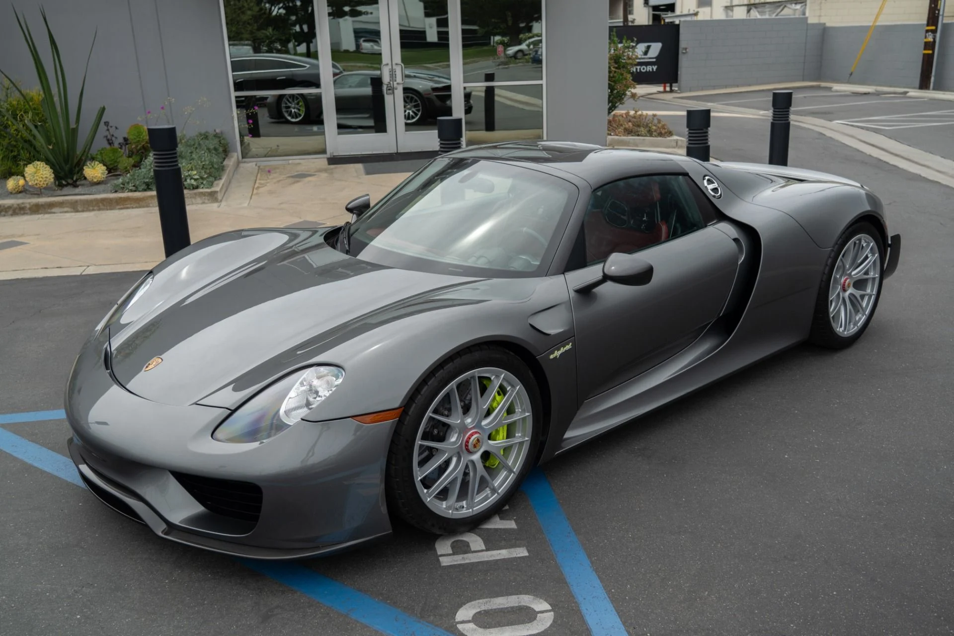 mph008_411963601_Used_2015_Porsche_918_Spyder_1756496999_1149c07834