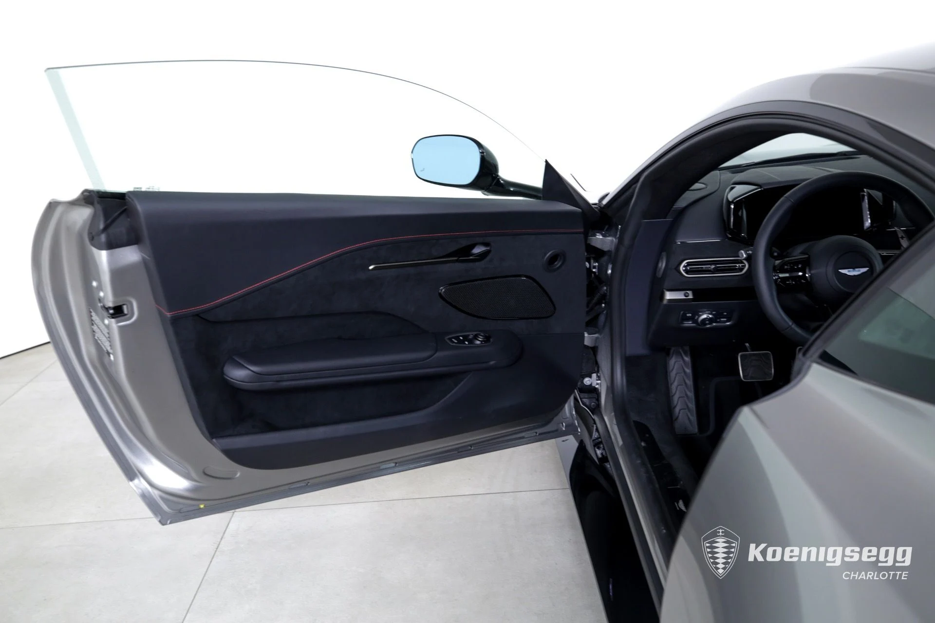 mph008_4134040775_Used_2025_Aston_Martin_Vantage_1760978372_7b2737bca7