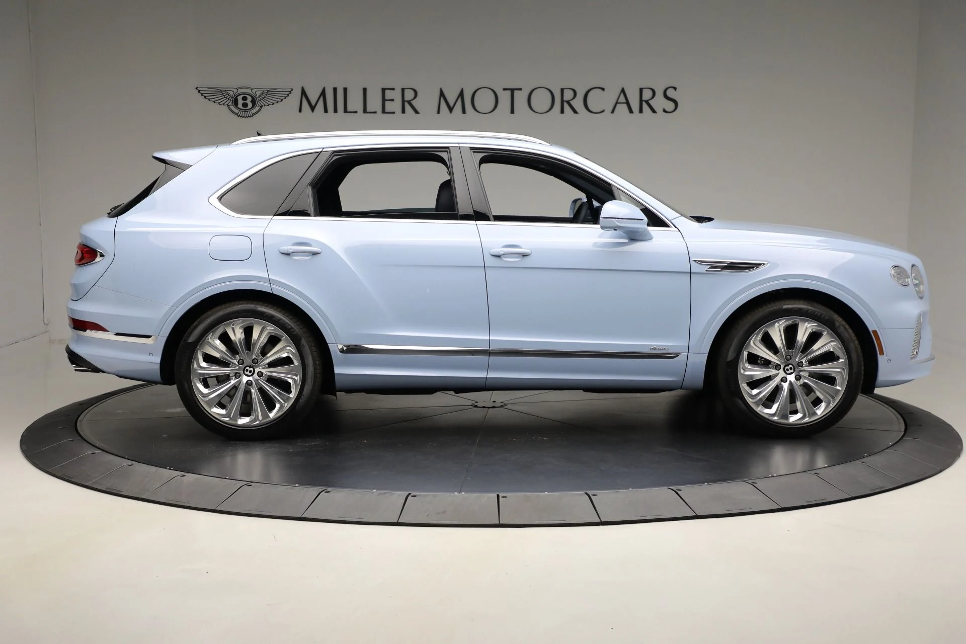 mph008_4143719182_New_2025_Bentley_Bentayga_Azure_V8_298e79e0ea