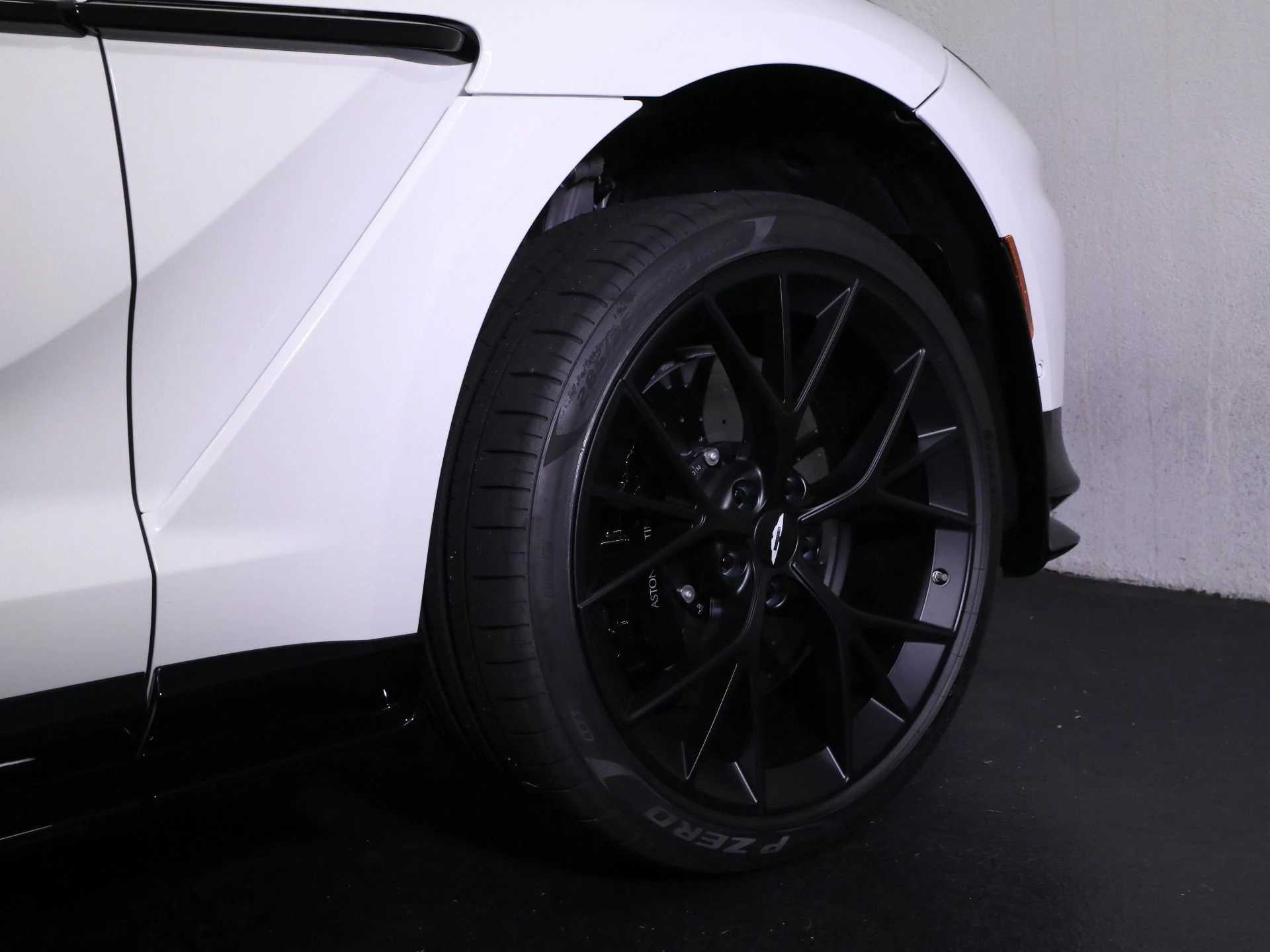 mph008_4176620099_New_2025_Aston_Martin_DBX_707_1758482627_9ee0b0f405