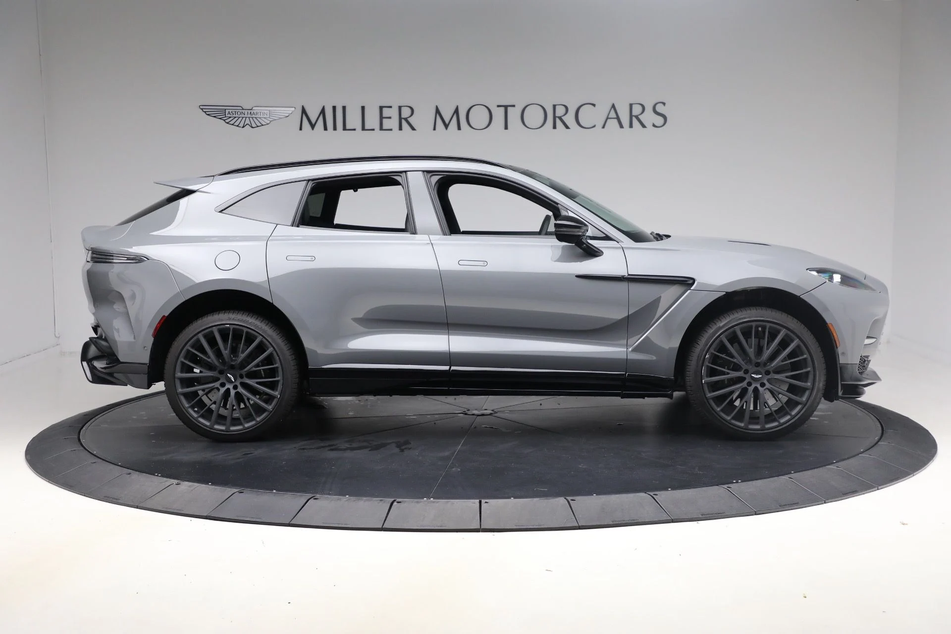 mph008_4201072724_New_2025_Aston_Martin_DBX_707_1762018387_1a7458c2fe