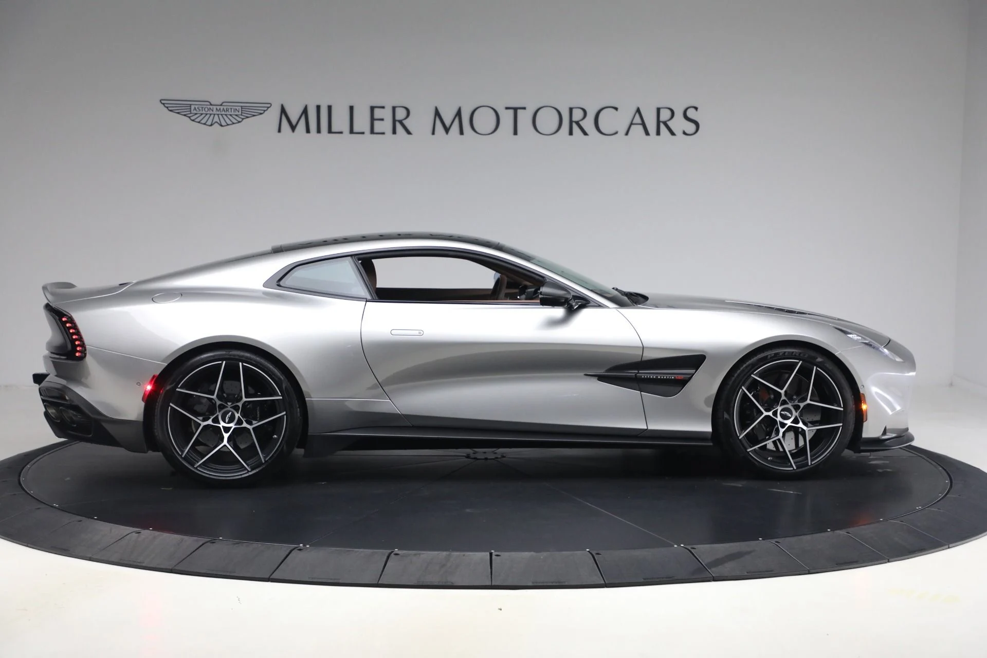 mph008_4204081928_Used_2025_Aston_Martin_Vanquish_1791232652_c16bcd6c46