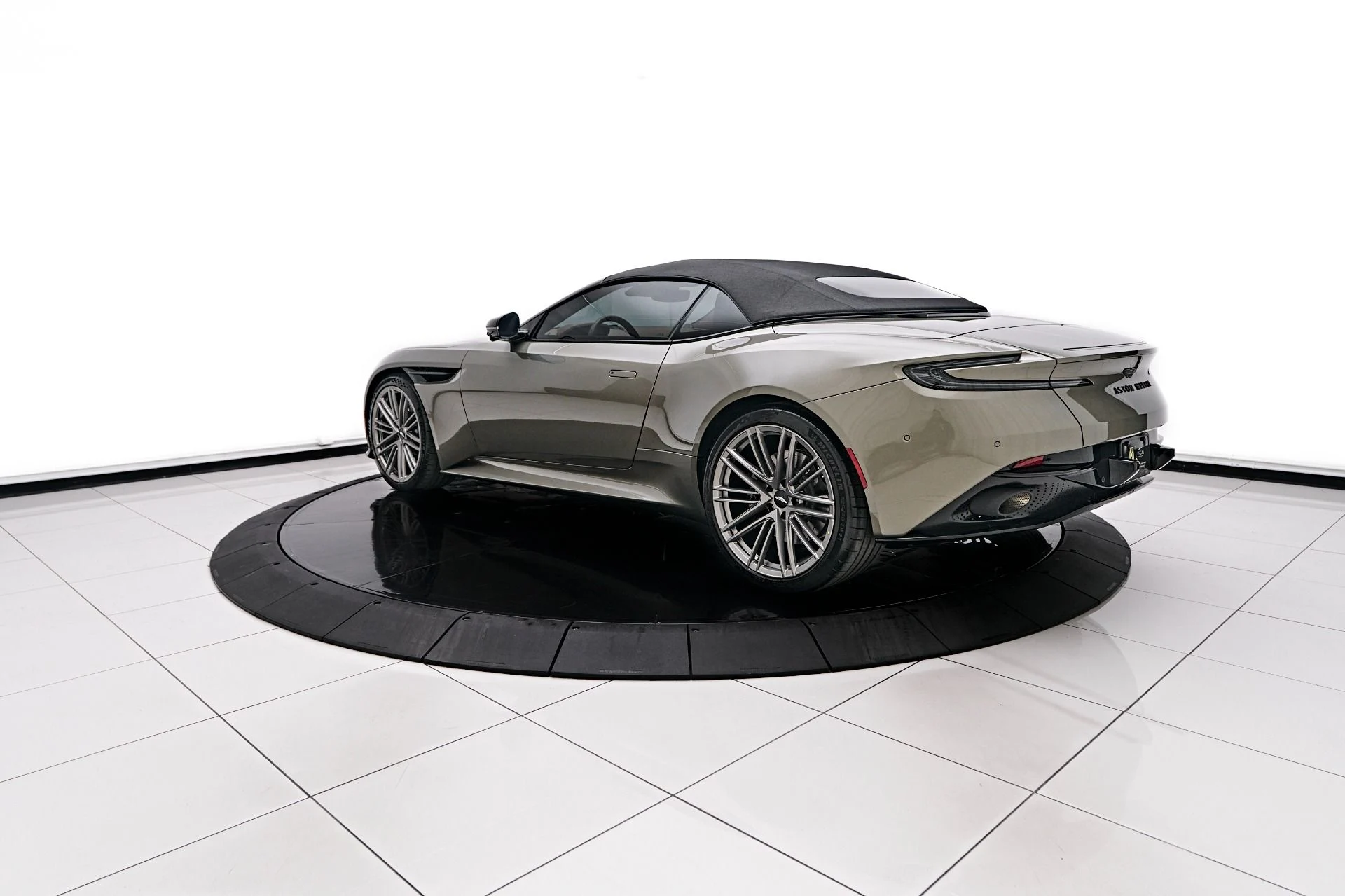 mph008_4234543108_Used_2024_Aston_Martin_DB_12_Volante_1731606794_0ee5215672
