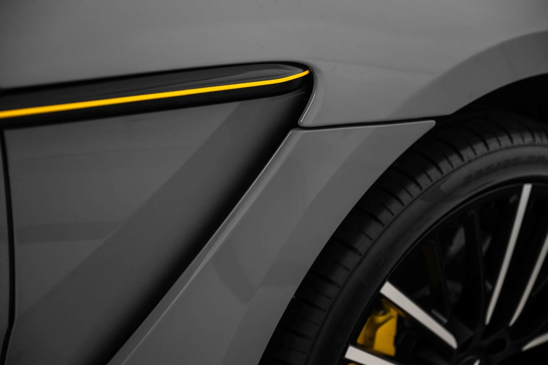 mph008_4245353005_Used_2023_Aston_Martin_DBX_707_1728832242_03e4092473