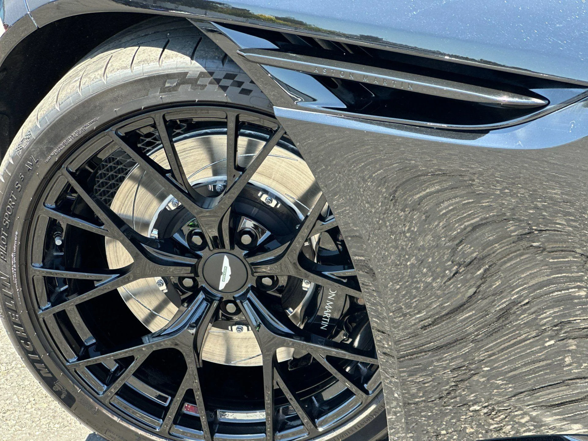 mph008_4253189965_Used_2025_Aston_Martin_DB_12_Volante_1778229494_1ff848024e