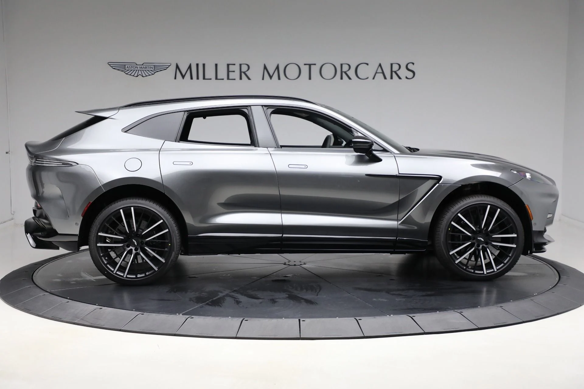 mph008_457816135_New_2025_Aston_Martin_DBX_707_c6c2fac3dc