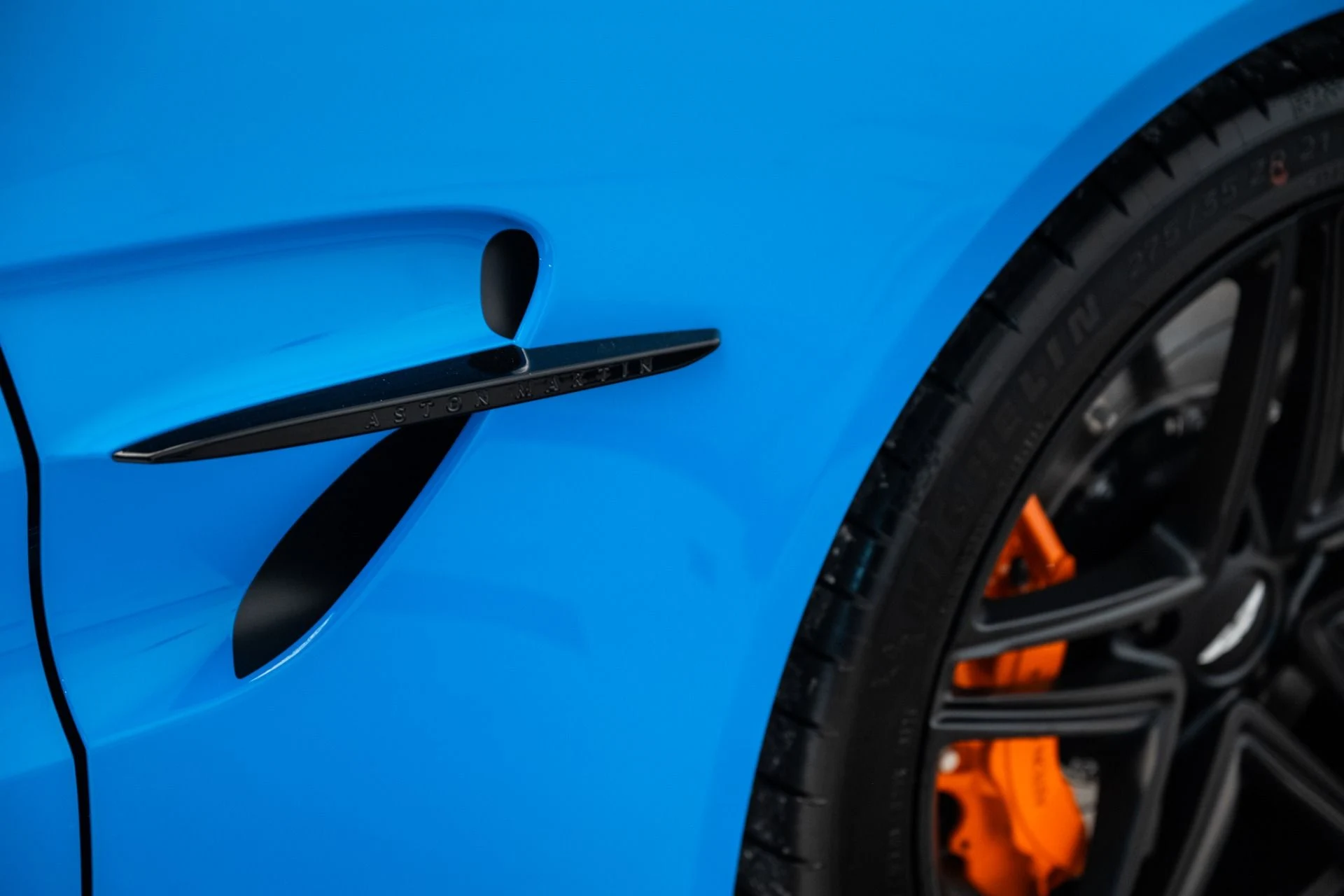 mph008_478098855_Used_2025_Aston_Martin_Vantage_Coupe_1737041109_85a2df5c22