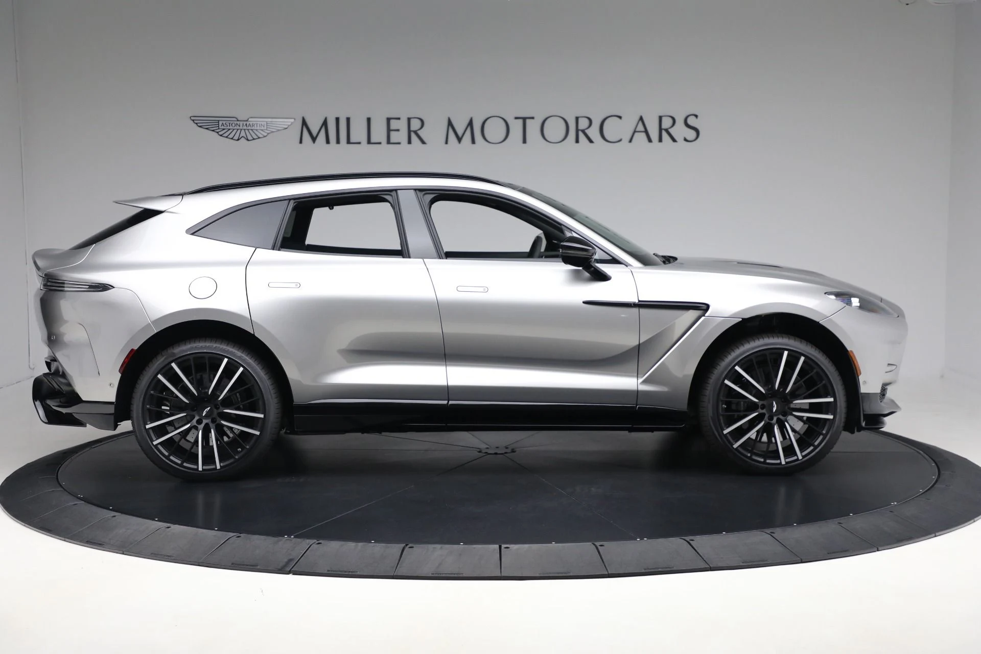 mph008_500633429_New_2025_Aston_Martin_DBX_707_3d71f2b428