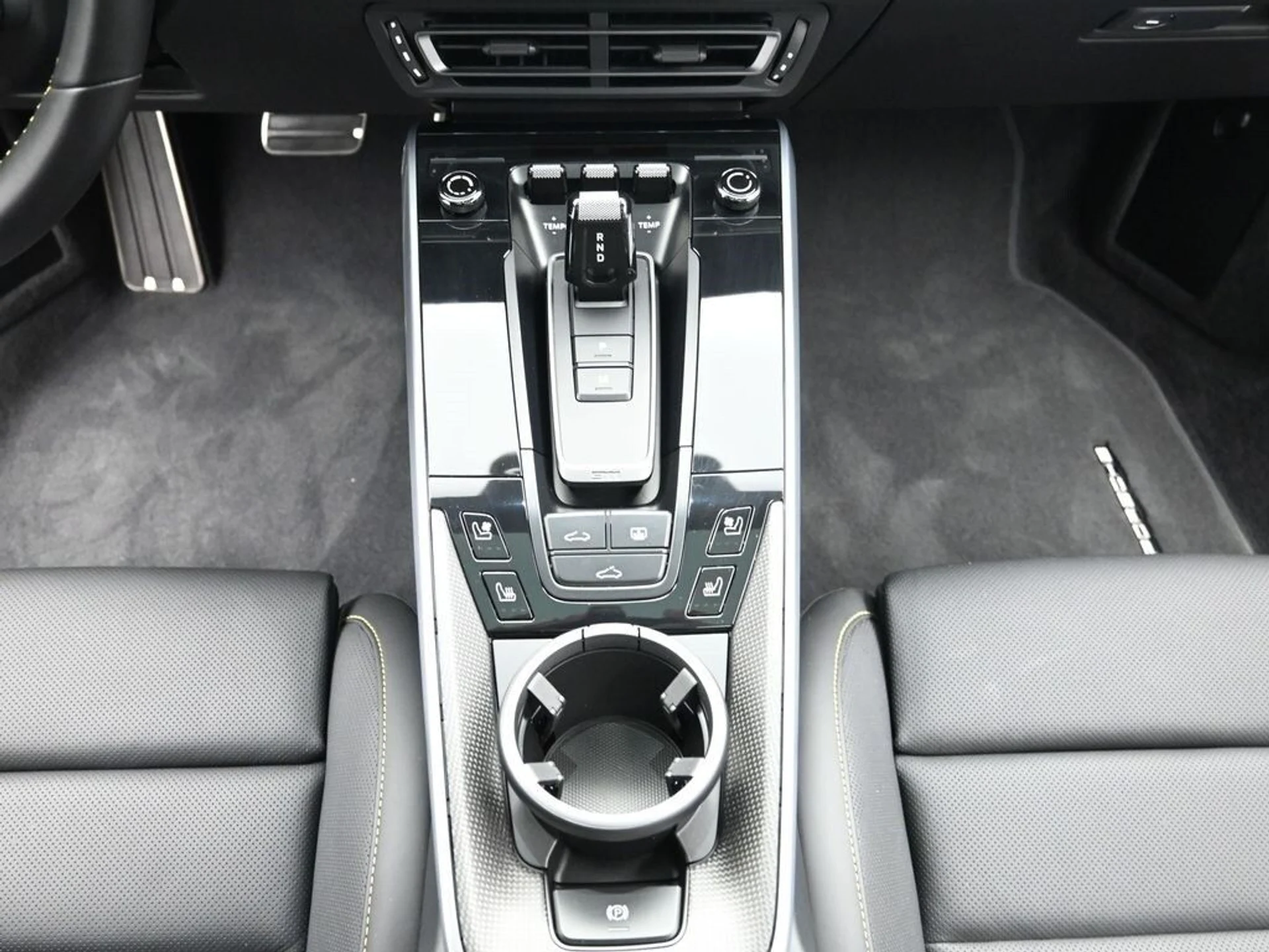 mph008_51405464_b998c9a74aff7f88cf3bfa7293a72f3bx_b56b78d160