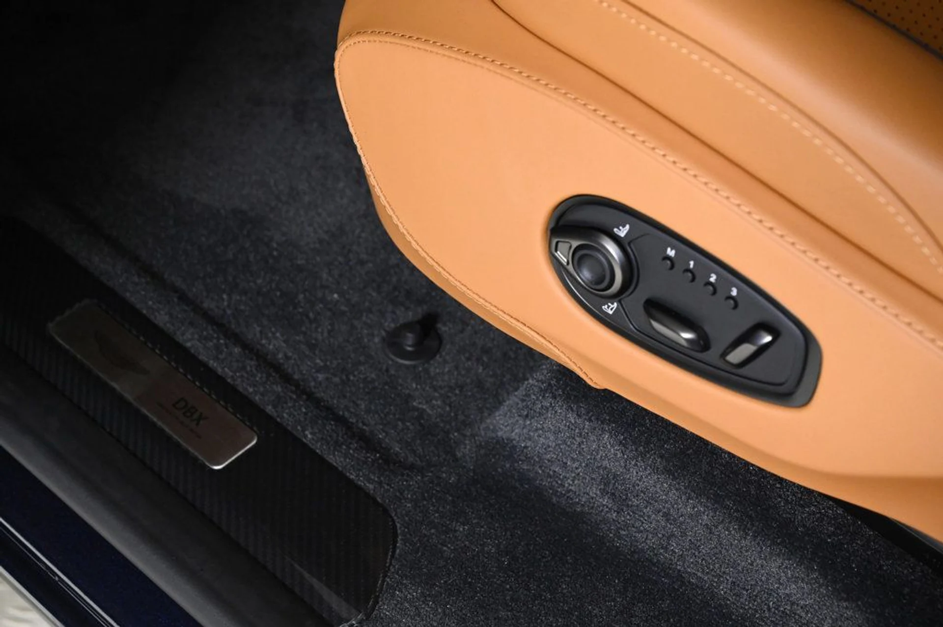 mph008_532882996_new_2026_aston_martin_dbx_707awd_11350_22970164_8_1024_a03070c844