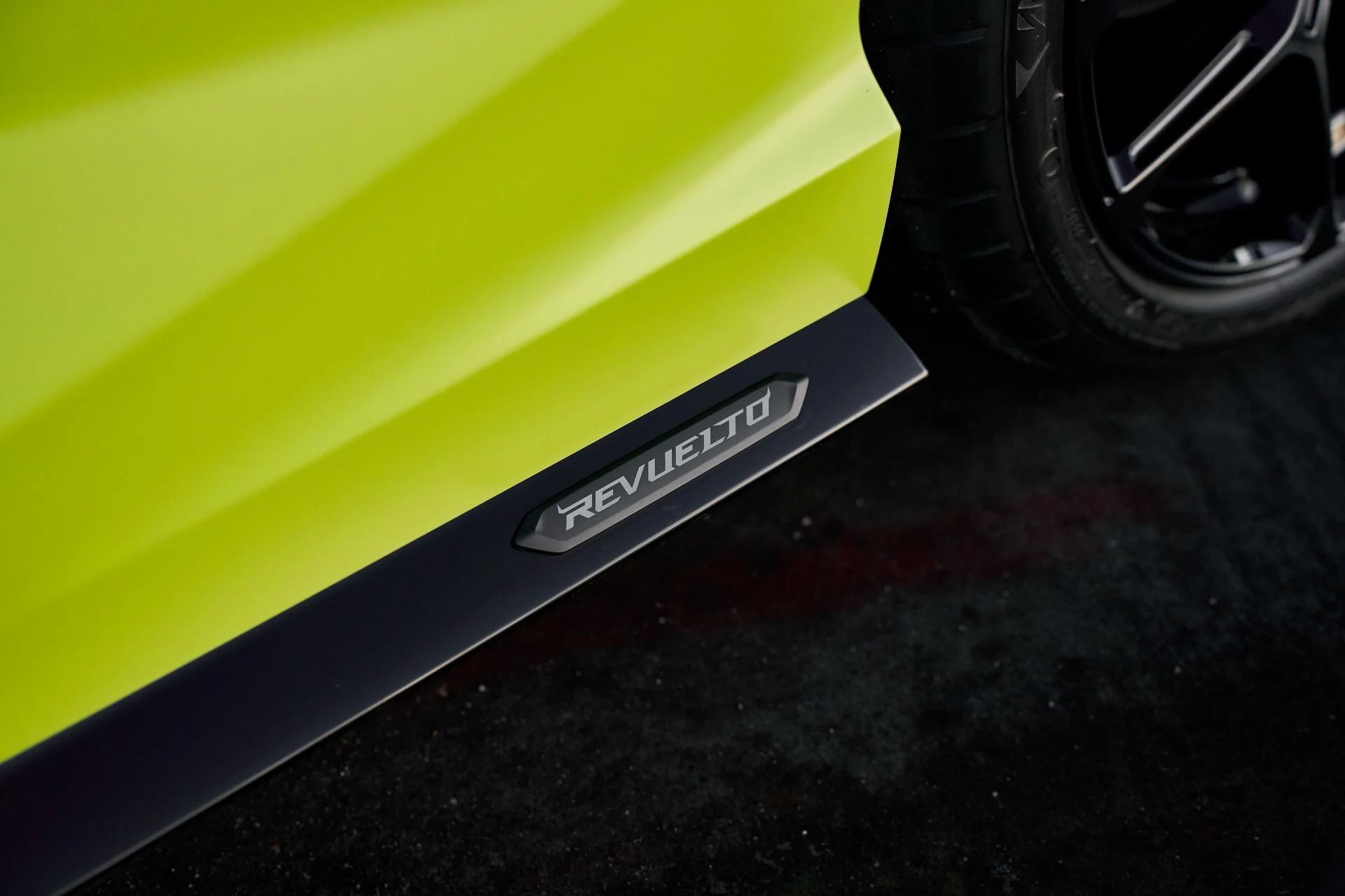 mph008_542334193_Used_2024_Lamborghini_Revuelto_1763604695_3701428562