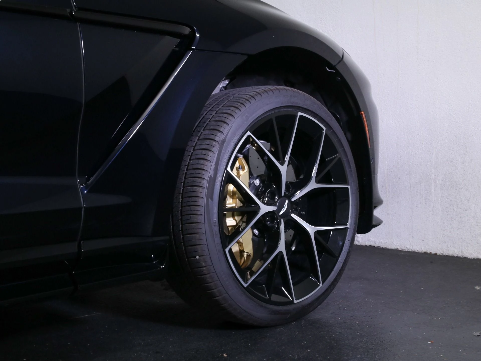 mph008_550899585_New_2025_Aston_Martin_DBX_707_1758482586_f55afa1288