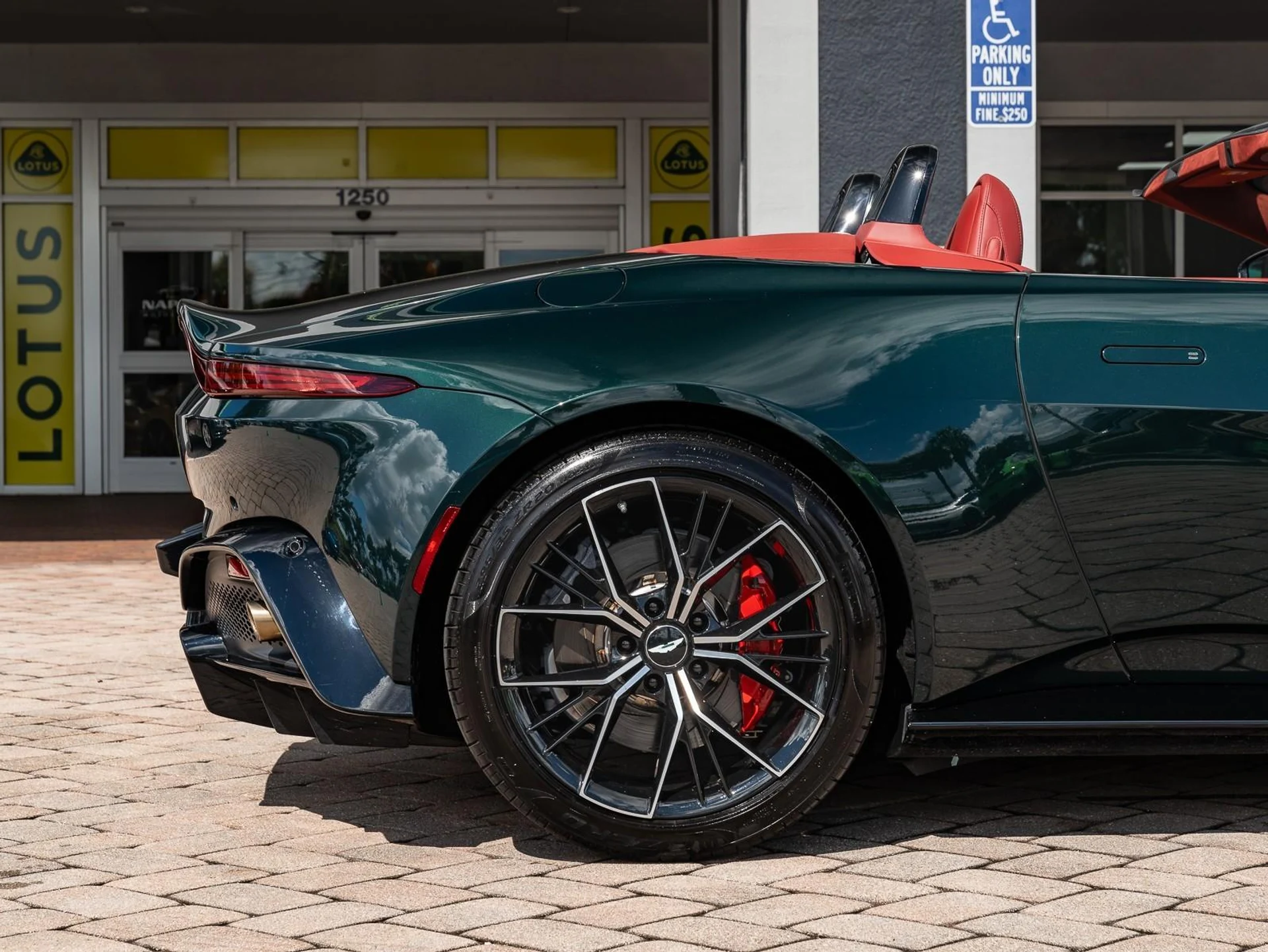 mph008_606841731_Used_2021_Aston_Martin_Vantage_1753207571_1ff2b29110