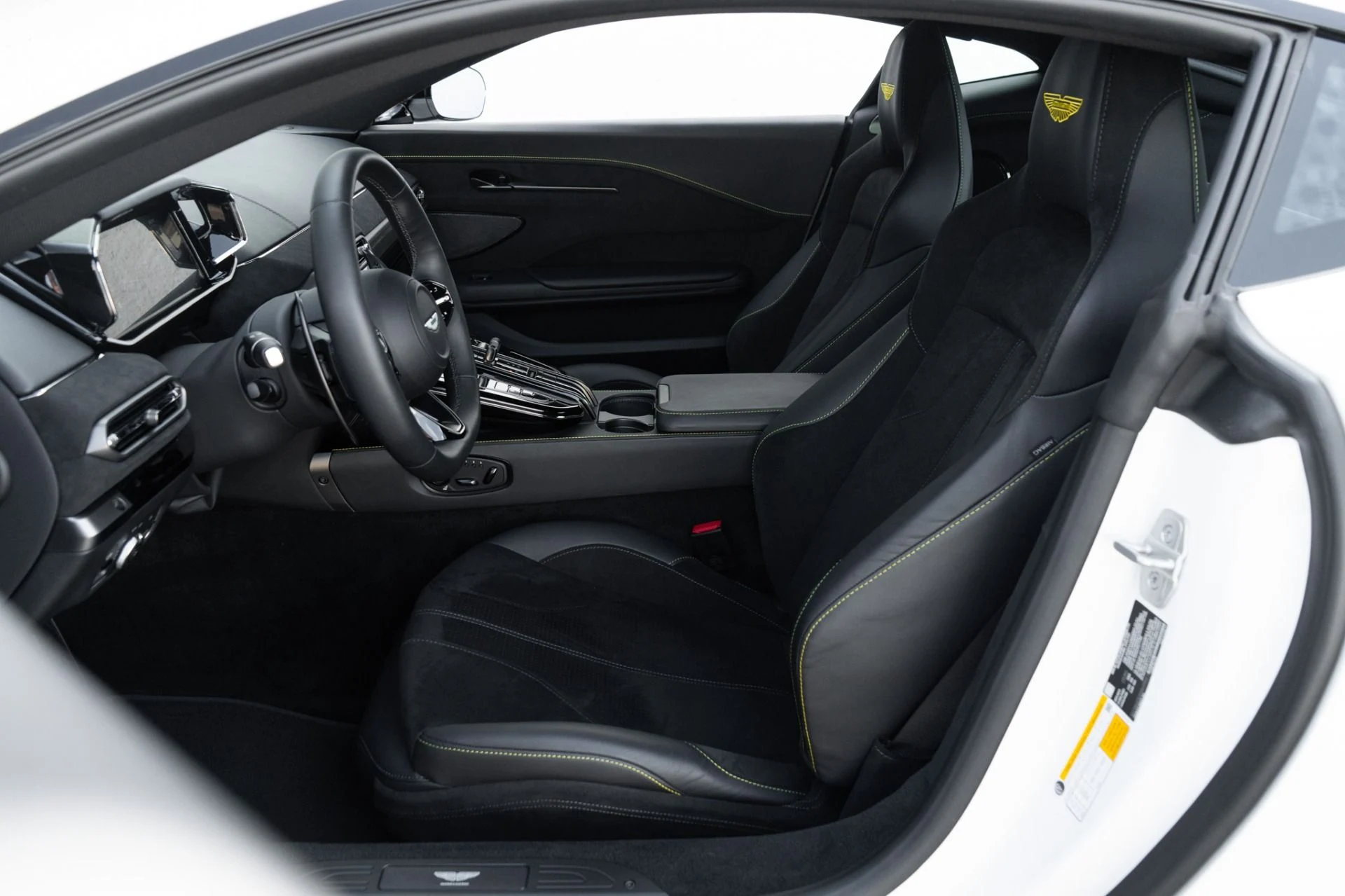 mph008_610136396_Used_2025_Aston_Martin_Vantage_1778624093_28db287894