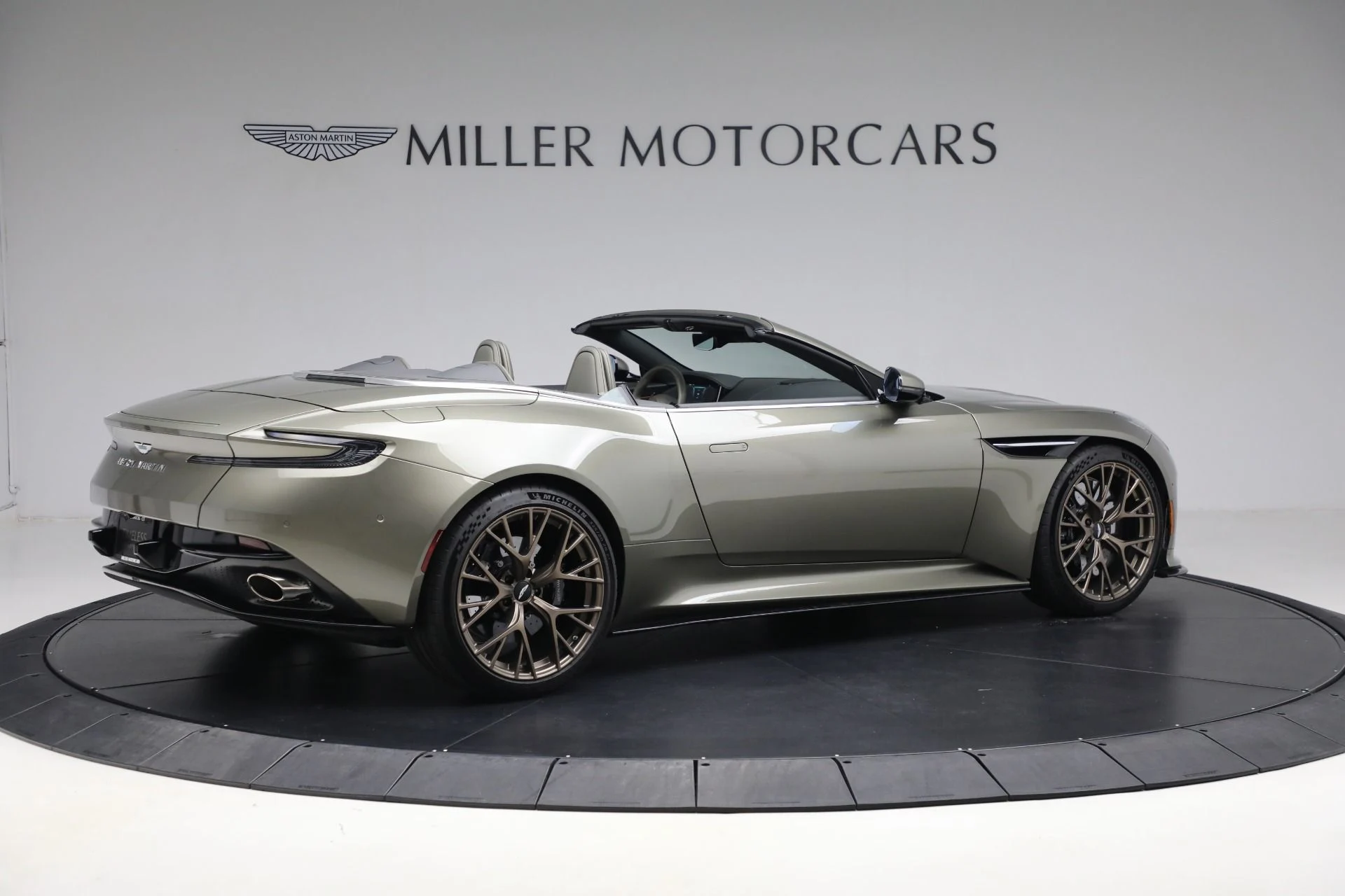 mph008_624677841_New_2024_Aston_Martin_DB_12_Volante_9c976872c3