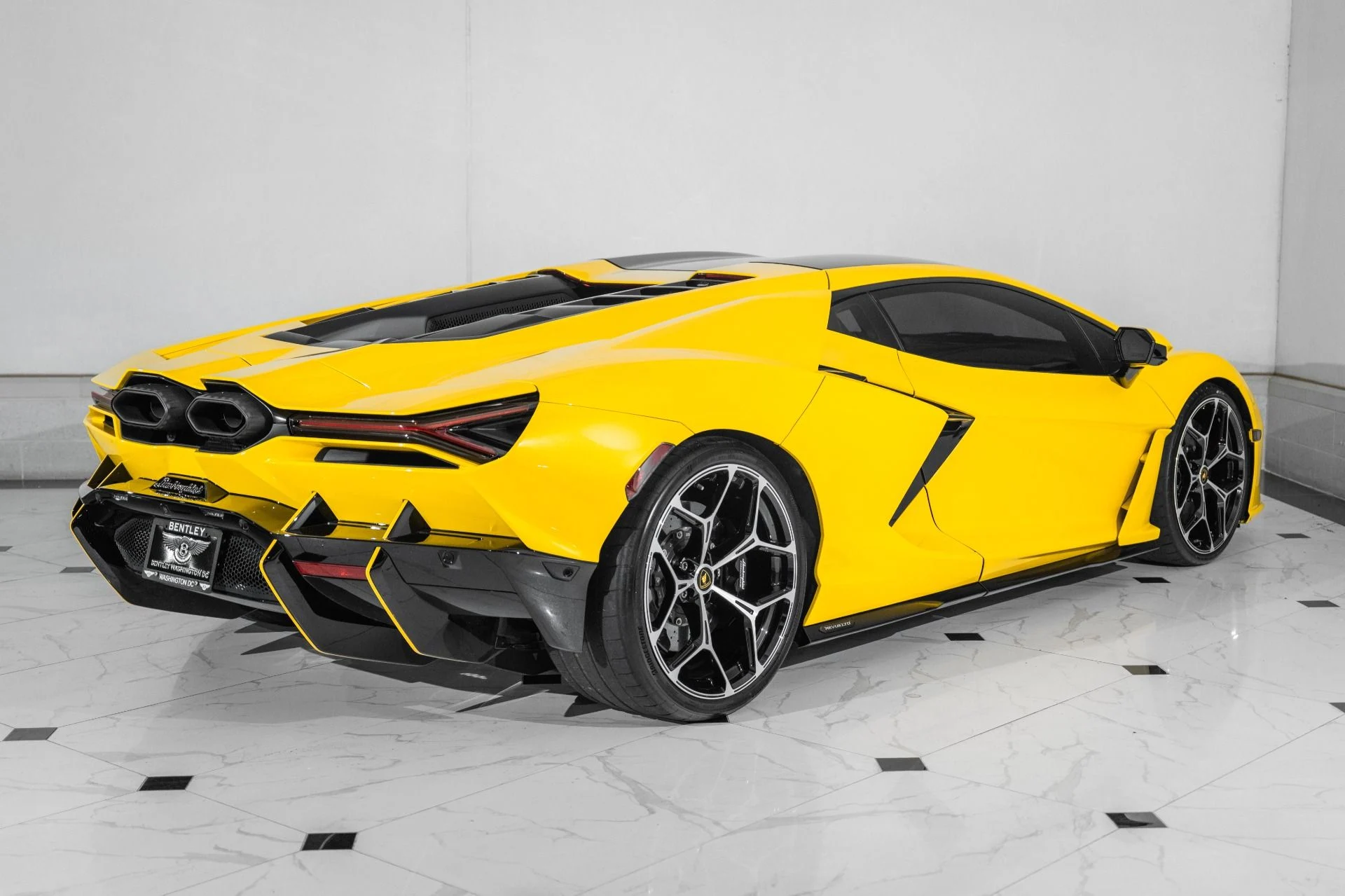 mph008_653487416_Used_2024_Lamborghini_Revuelto_1760974364_e1c90ffdd5