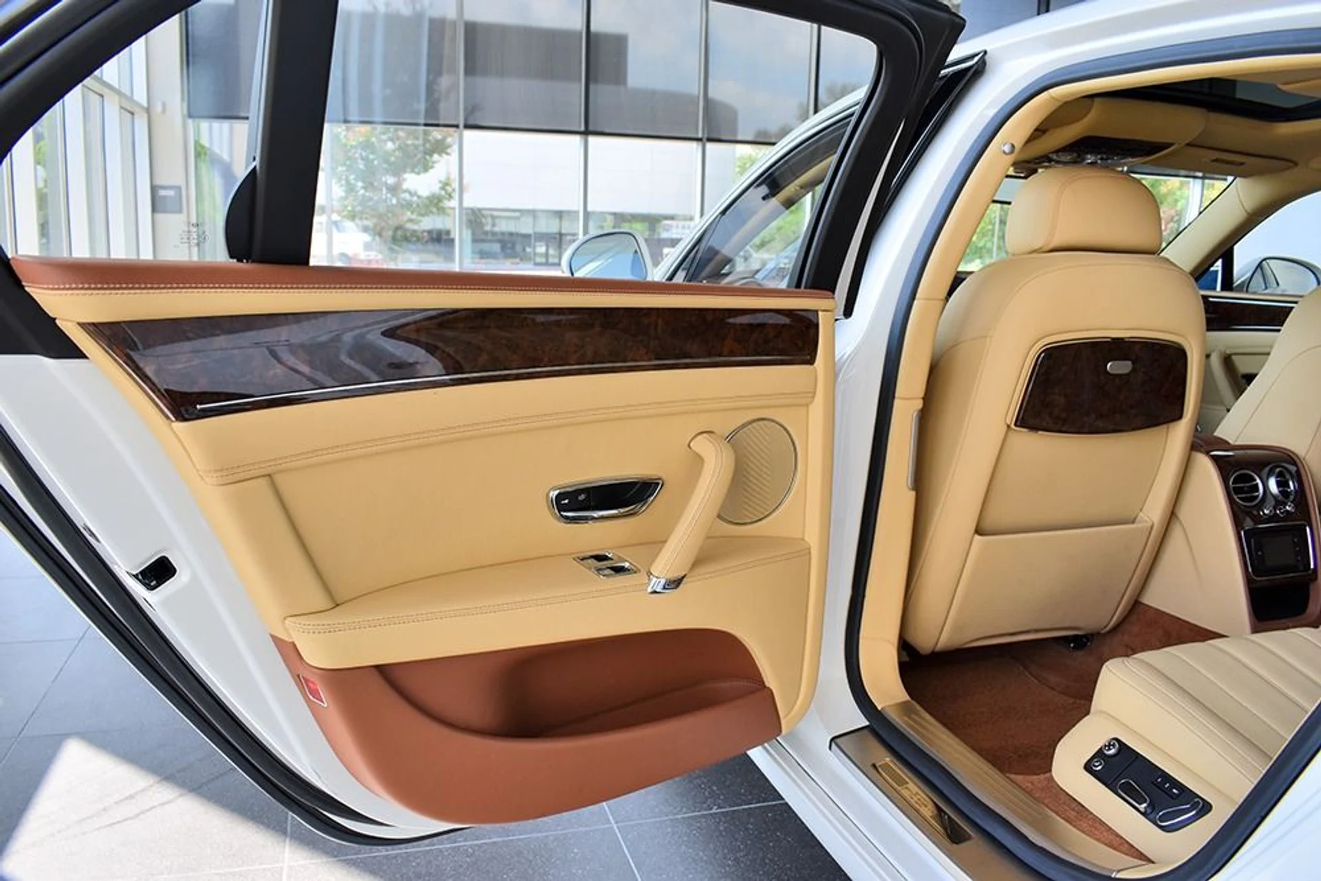 mph008_670682548_Used_2014_Bentley_Flying_Spur_1536178116_7e391f4c30