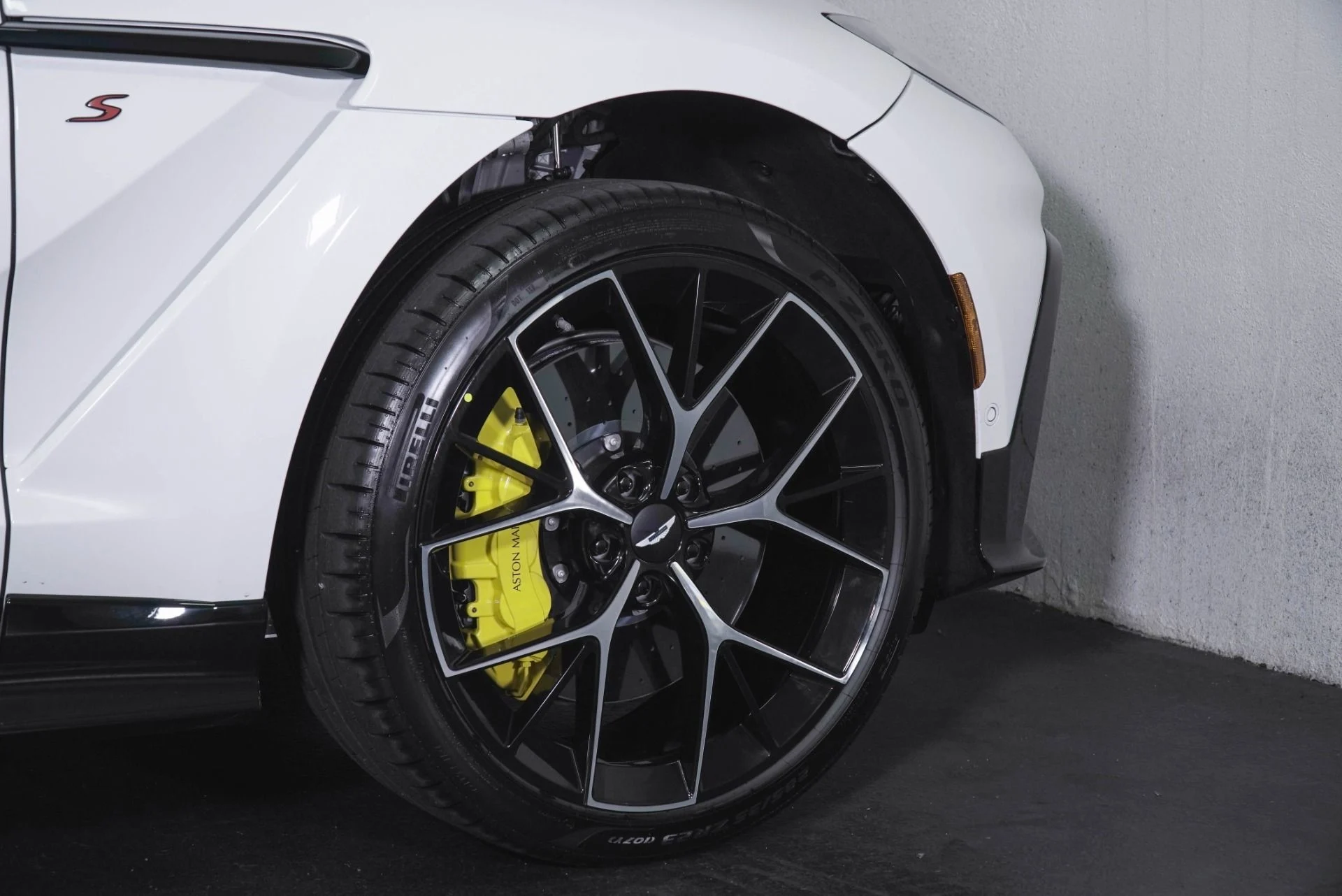 mph008_696517763_New_2026_Aston_Martin_DBX_S_1781894781_7e5235ffa6
