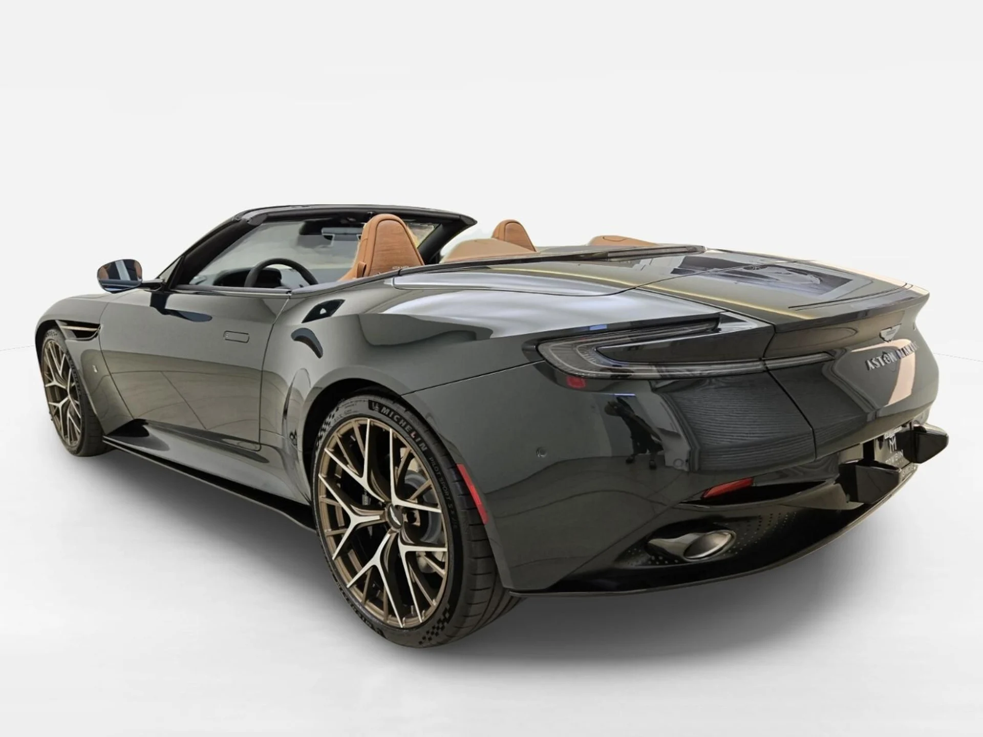 mph008_700699302_New_2026_Aston_Martin_DB_12_Volante_1777612881_155865b6d1