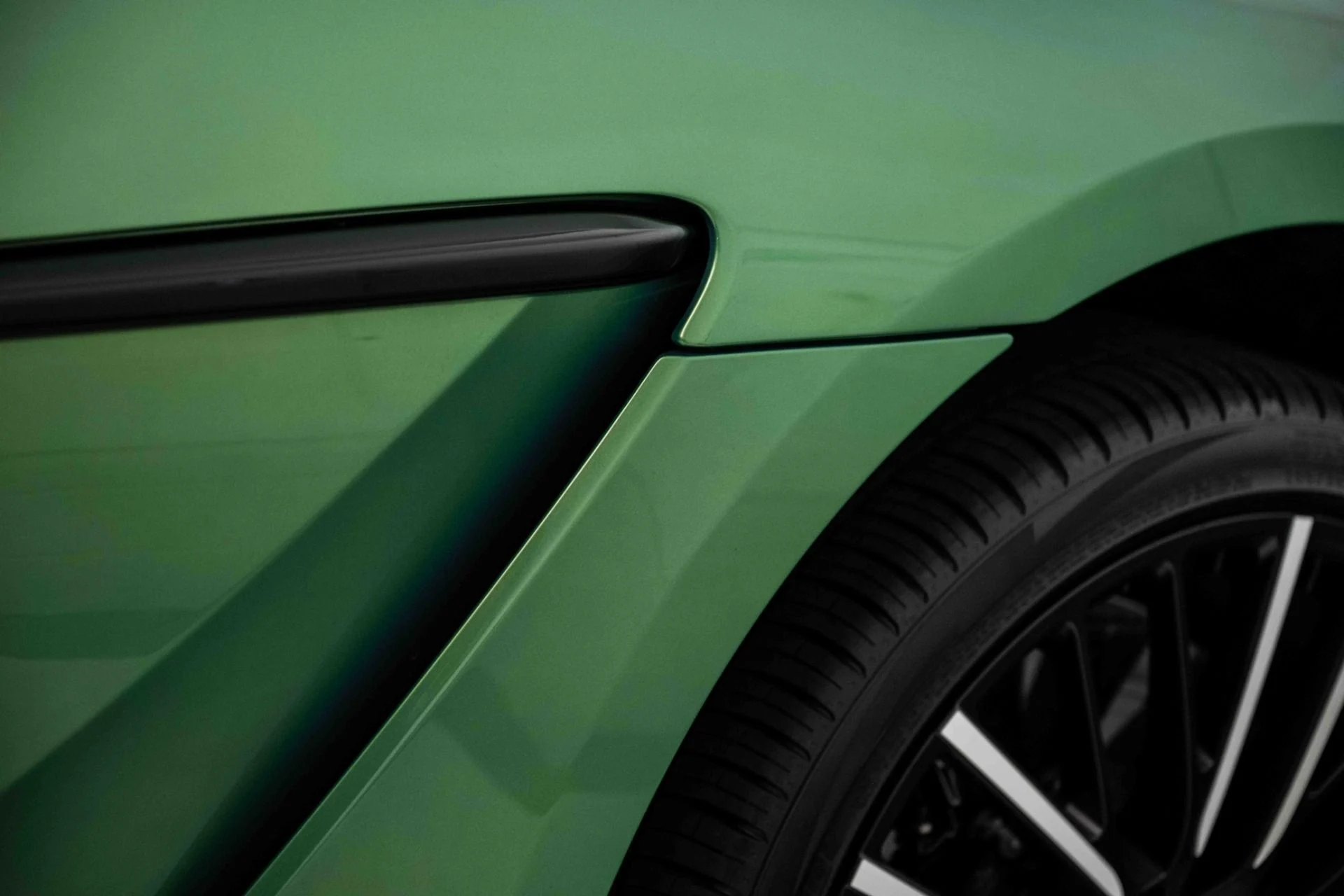 mph008_702341717_Used_2025_Aston_Martin_DBX_707_1730812755_8f42c3a5bc